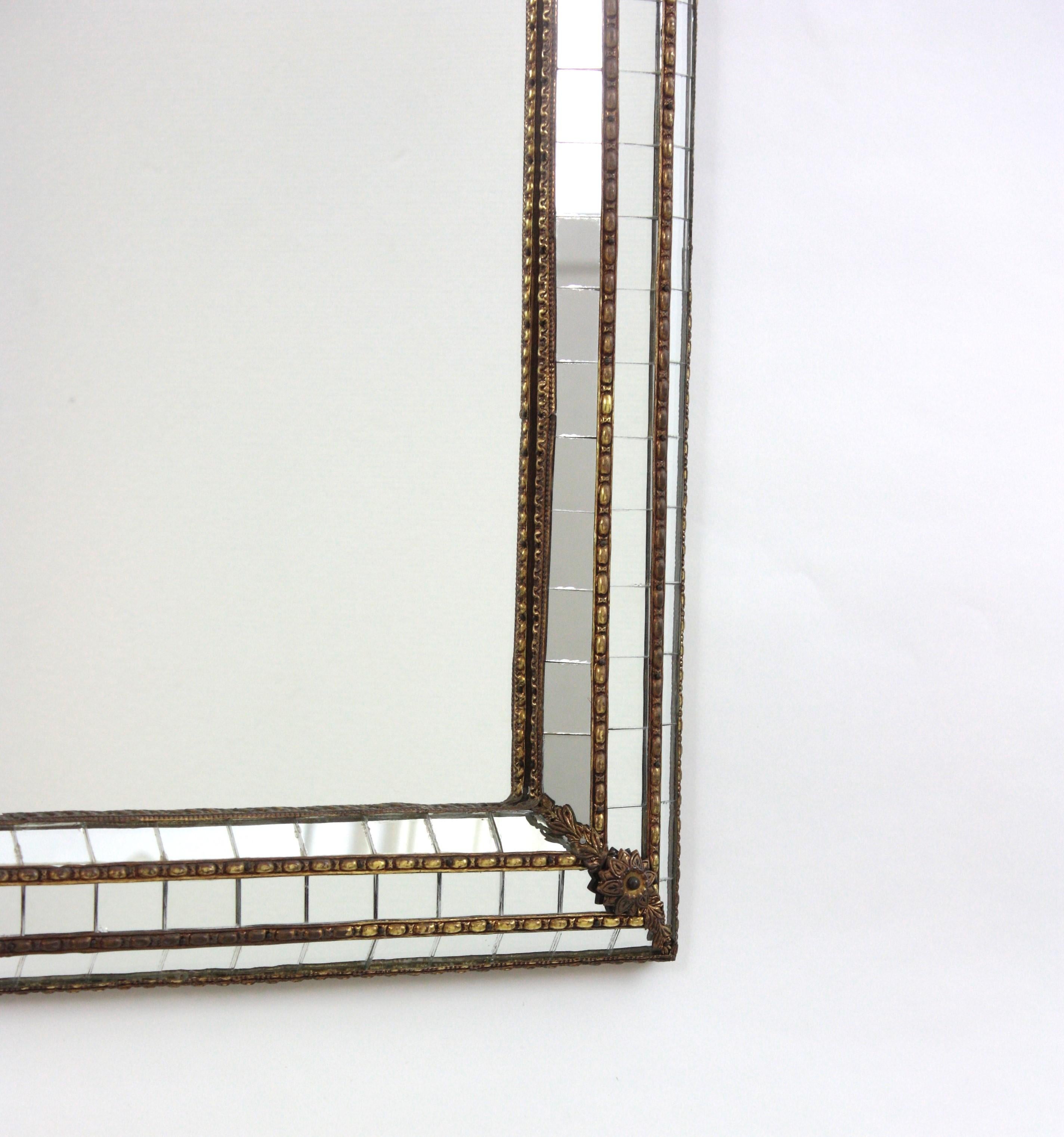 Miroir moderne vénitien avec dessus en arc et détails en laiton Bon état - En vente à Barcelona, ES