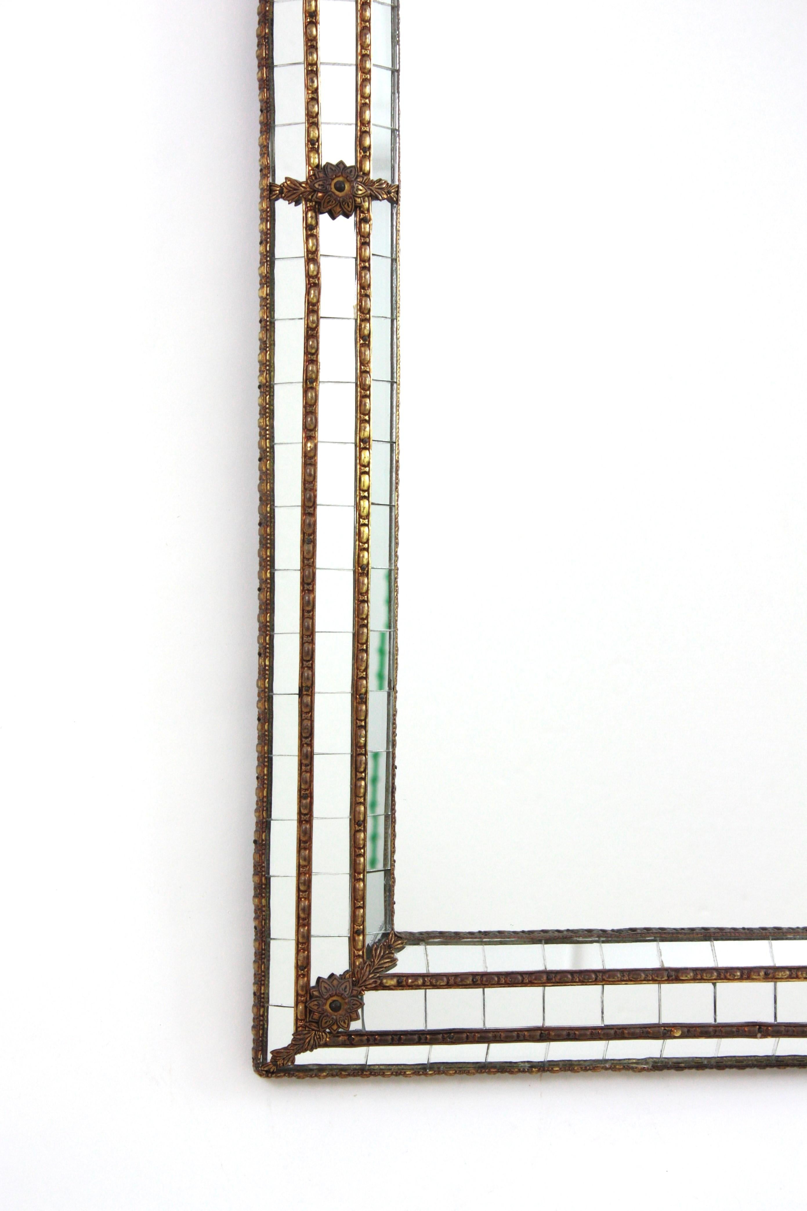 20ième siècle Miroir moderne vénitien avec dessus en arc et détails en laiton en vente