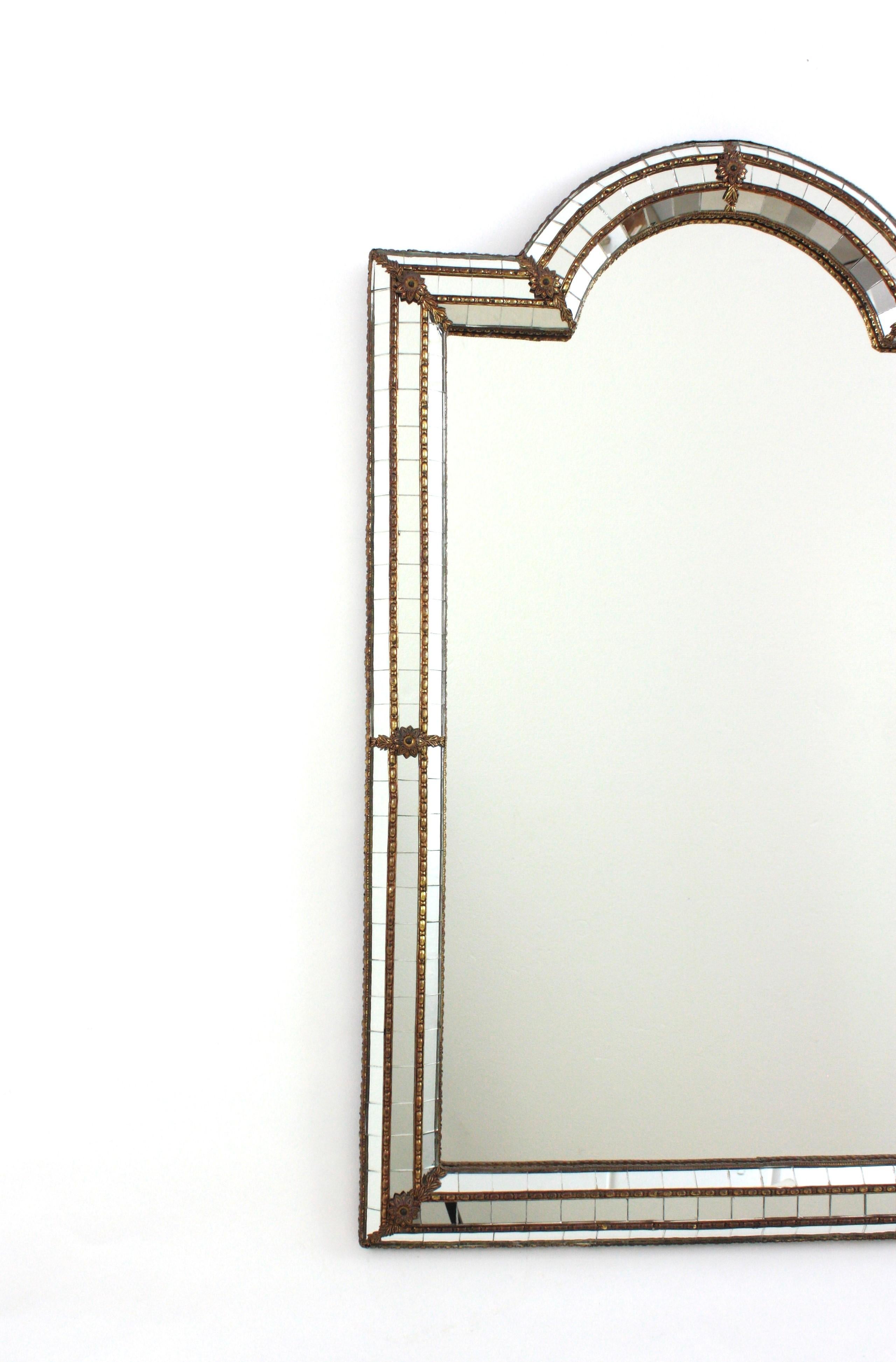 Laiton Miroir moderne vénitien avec dessus en arc et détails en laiton en vente