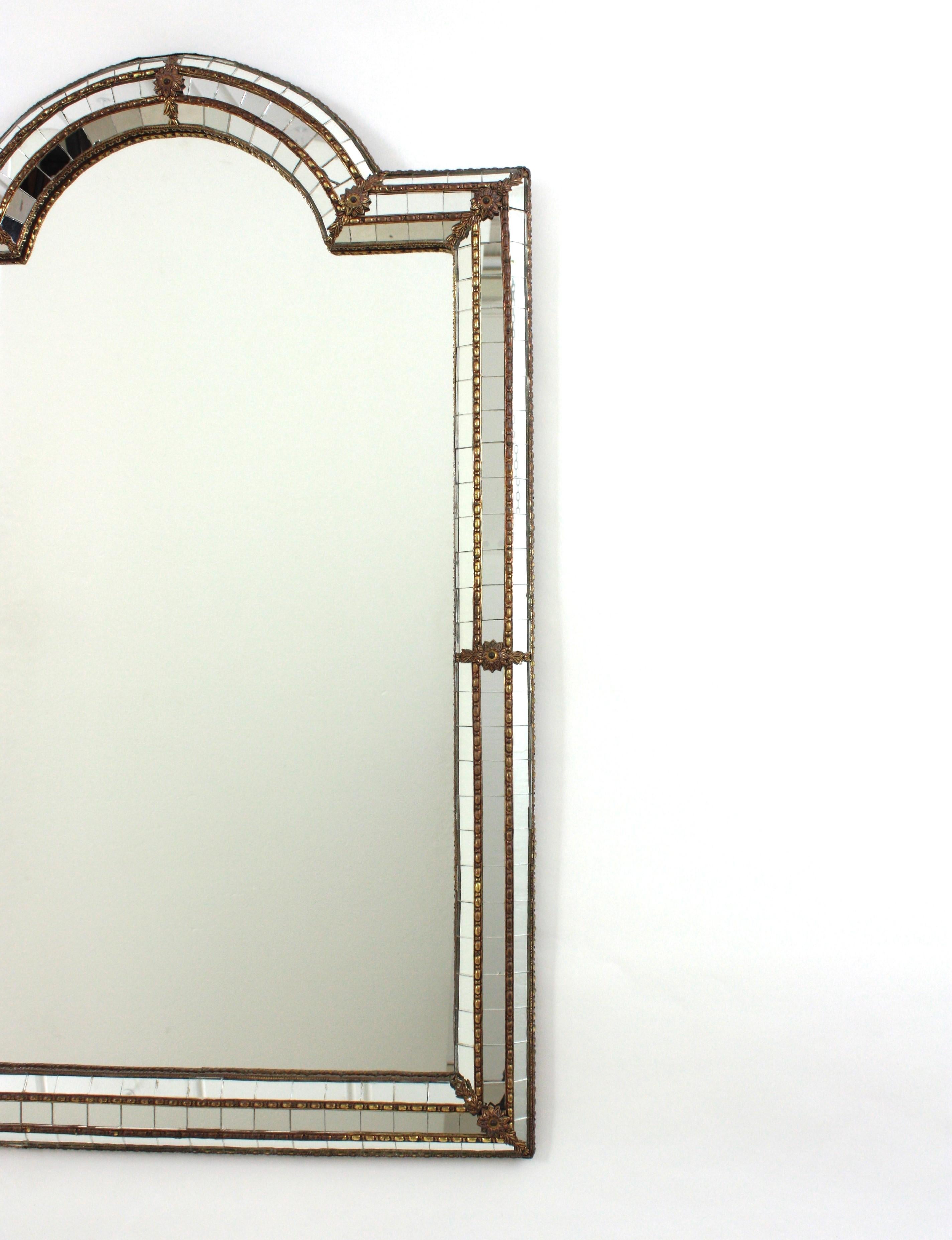 Miroir moderne vénitien avec dessus en arc et détails en laiton en vente 1