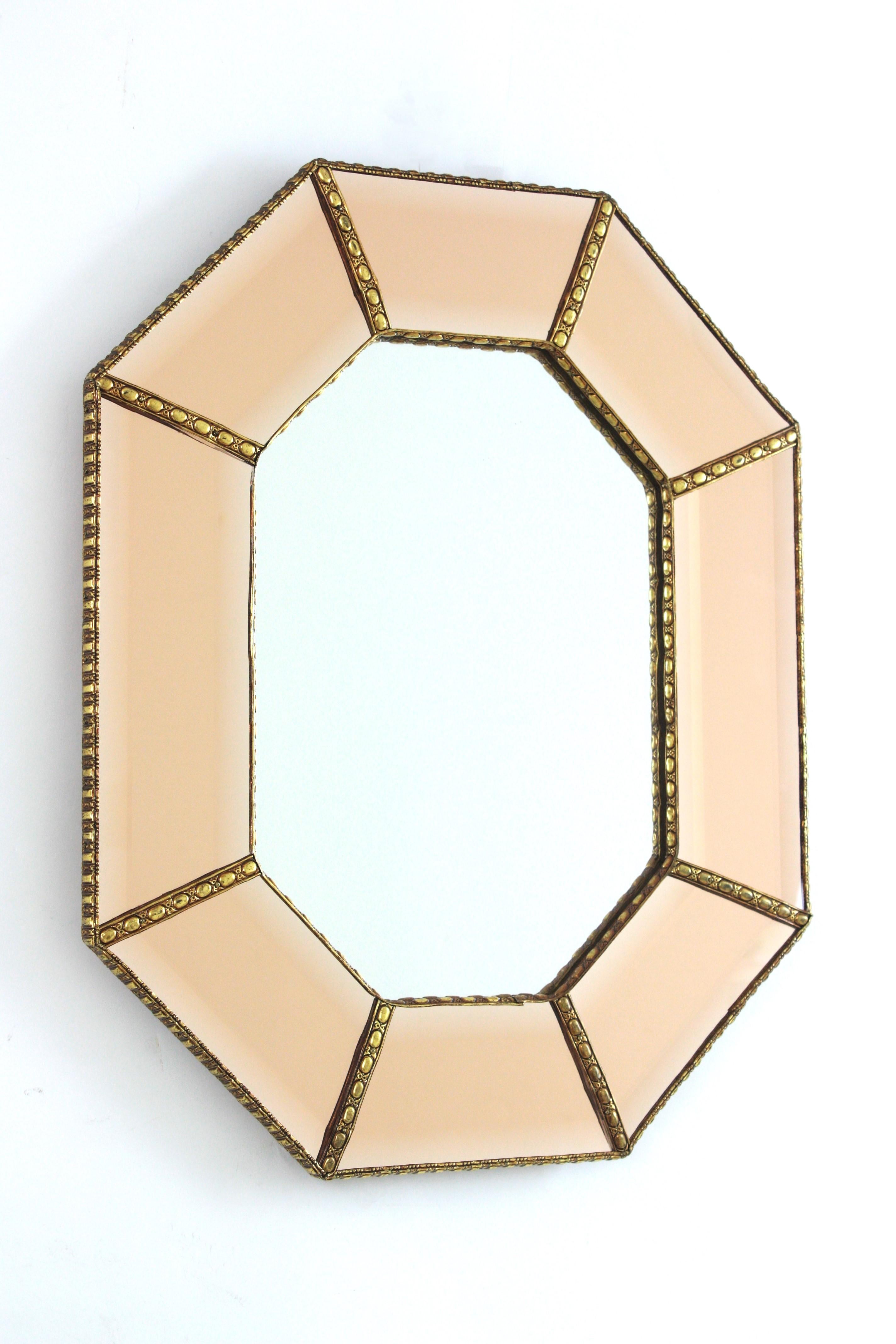 Espejo octogonal biselado moderno veneciano en cristal rosa salmón, 1960 en venta 2