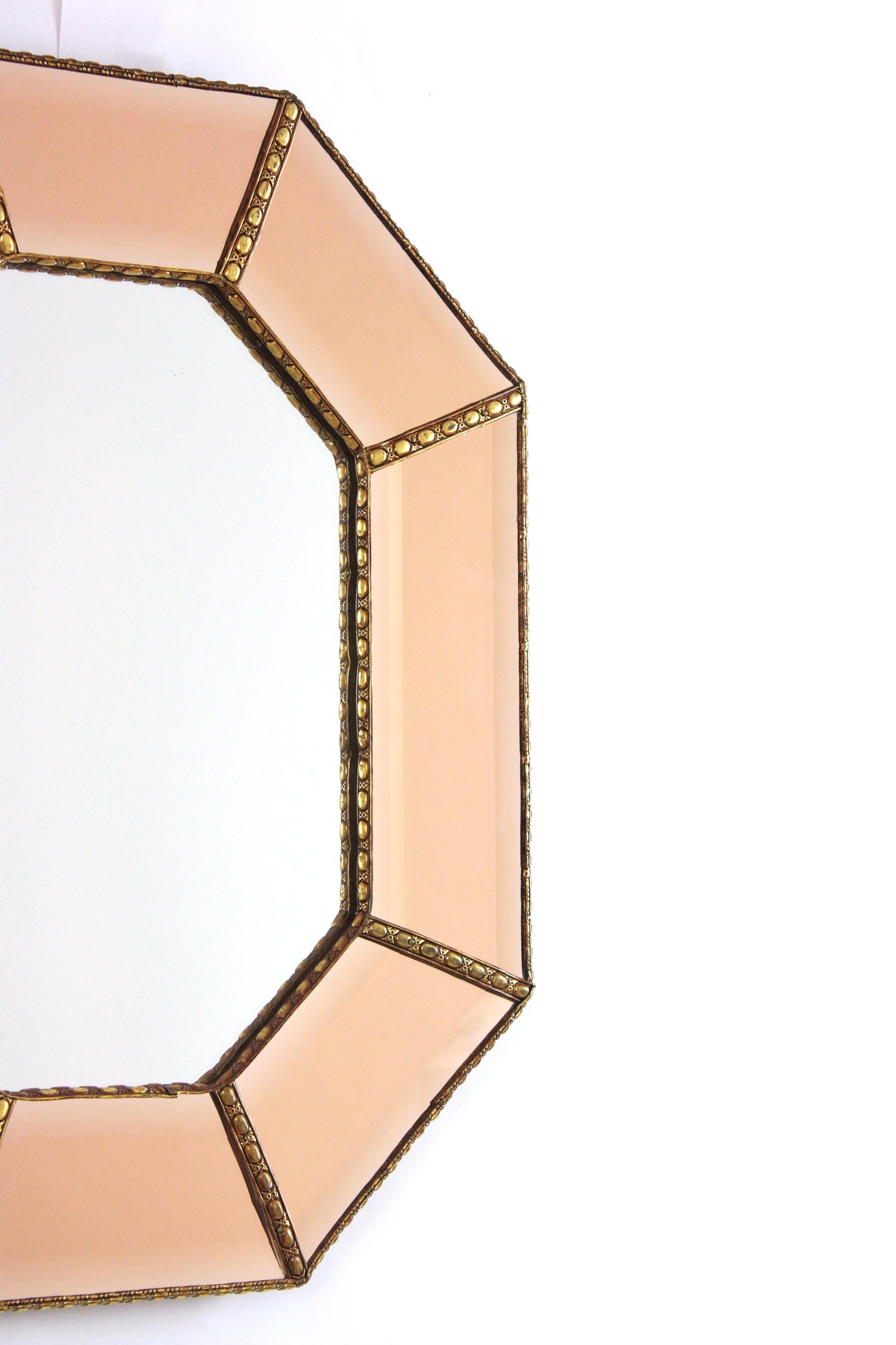 Espejo octogonal biselado moderno veneciano en cristal rosa salmón, 1960 en venta 3