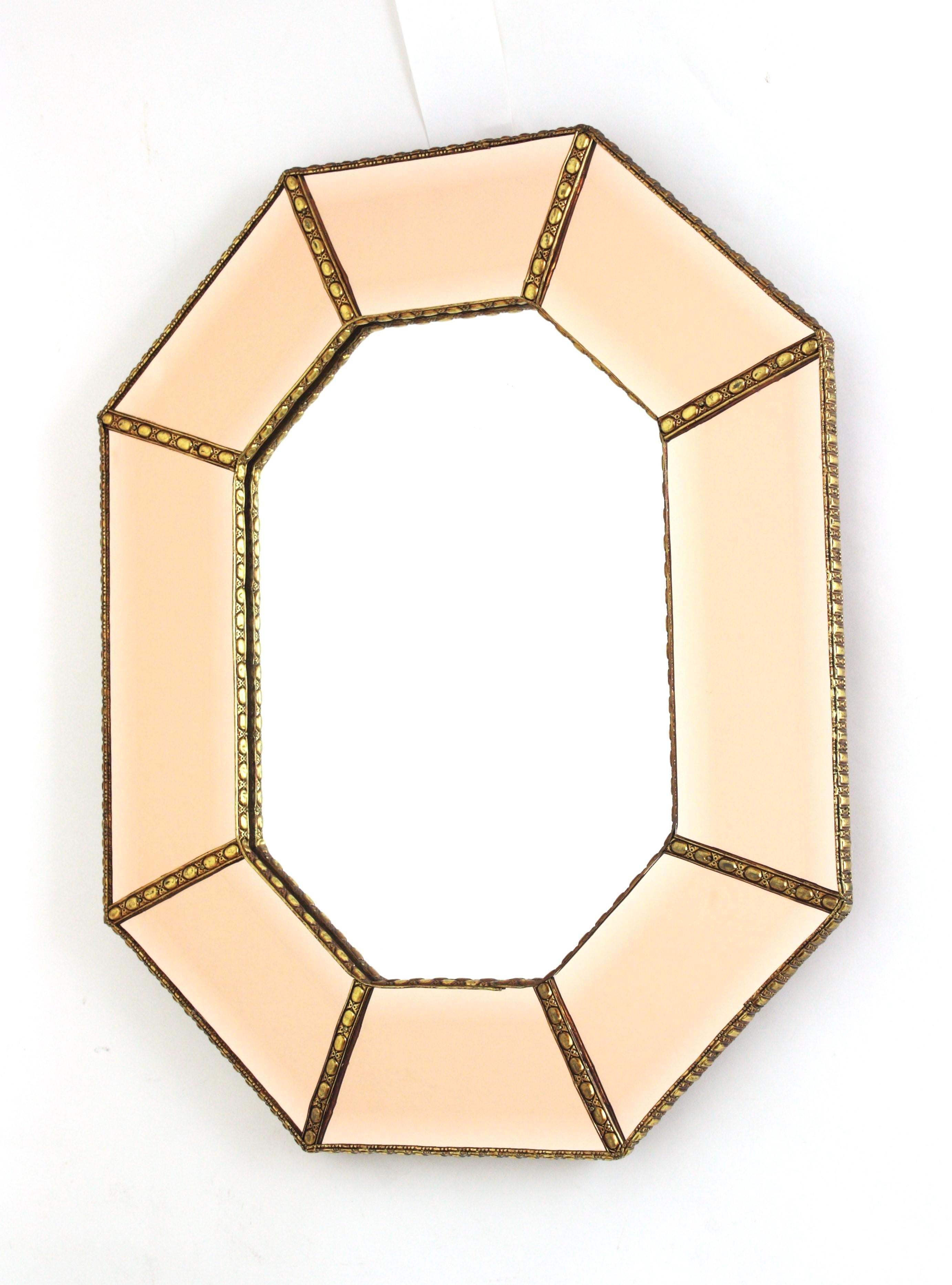 Espejo octogonal biselado moderno veneciano en cristal rosa salmón, 1960 en venta 5