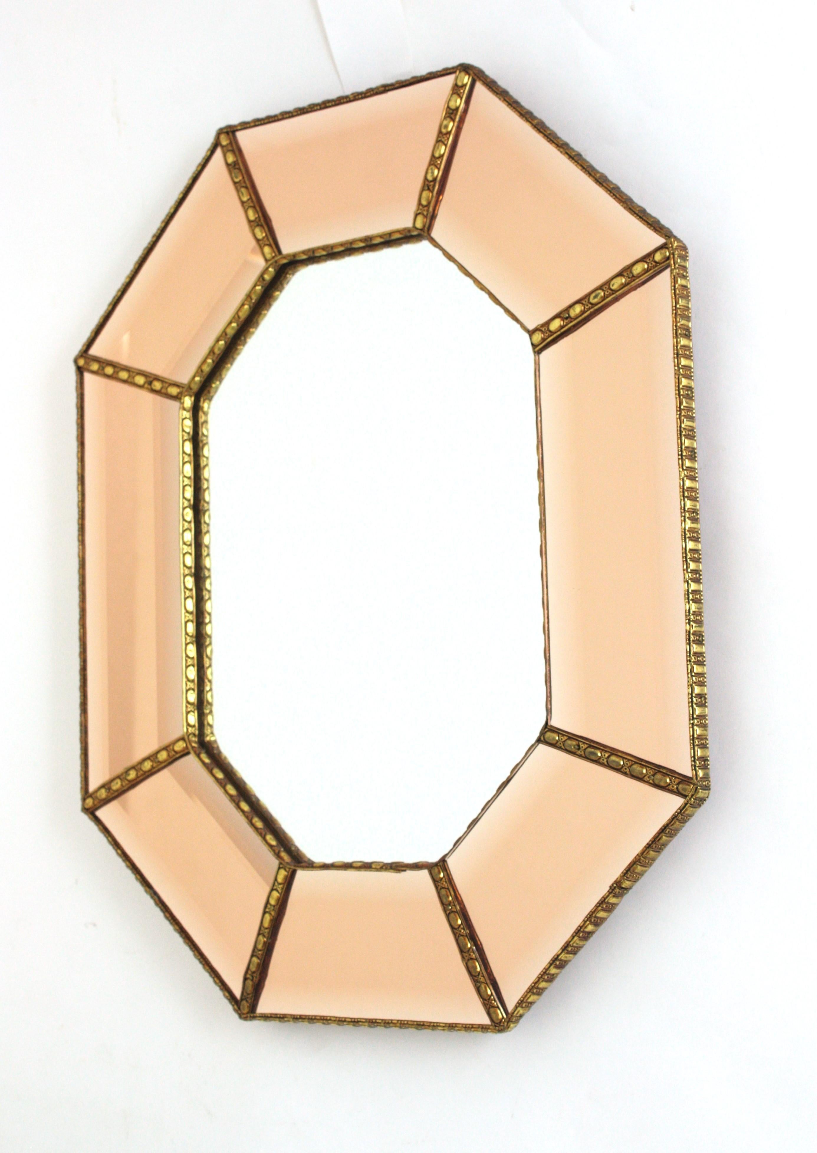 Espejo octogonal biselado moderno veneciano en cristal rosa salmón, 1960 en venta 6