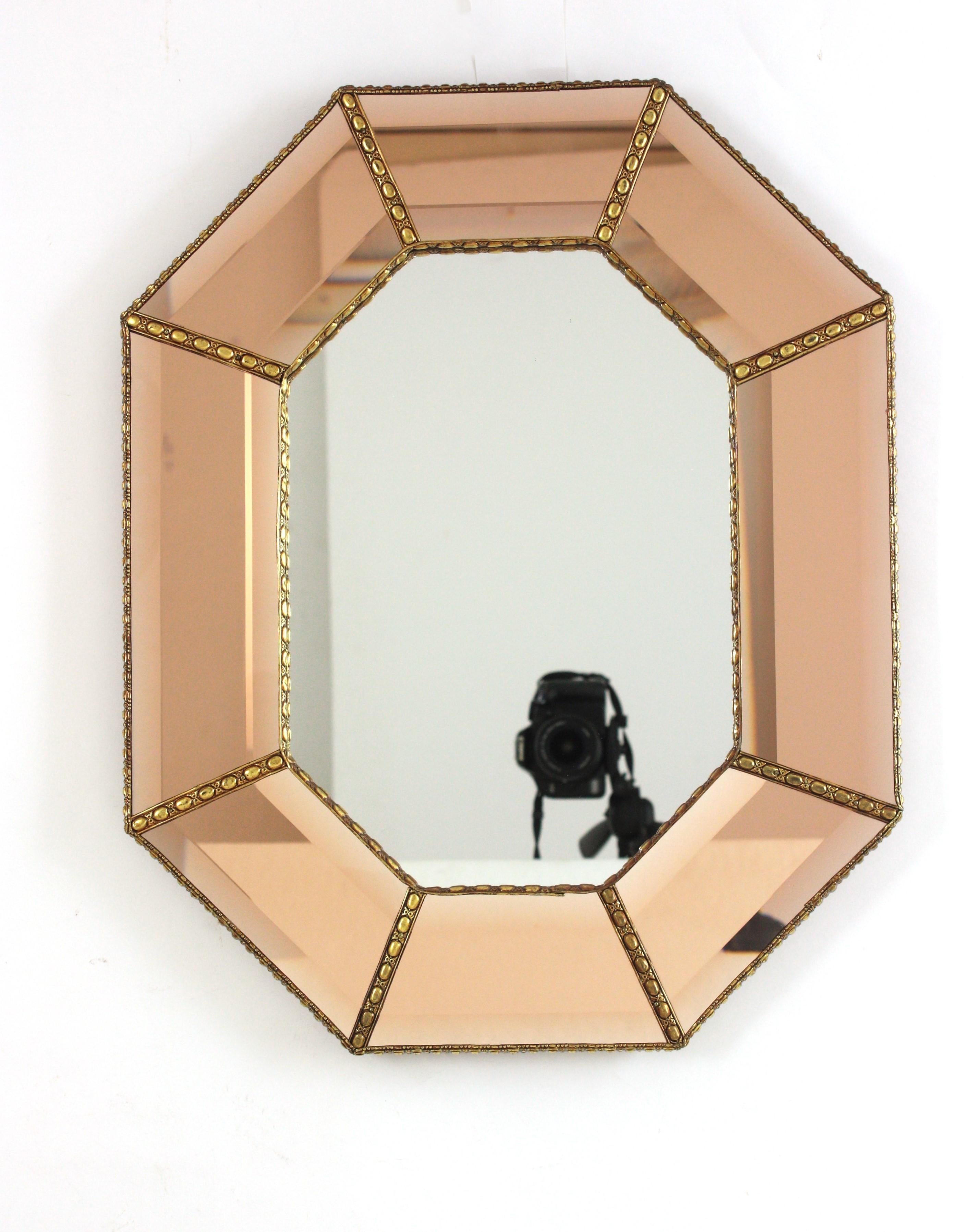 Espejo octogonal de cristal biselado rosa salmón
Genial espejo octogonal de estilo Hollywood Regency veneciano con paneles de cristal de espejo rosa salmón. España, años 60.
Este glamuroso espejo de pared presenta un marco de espejo doble biselado