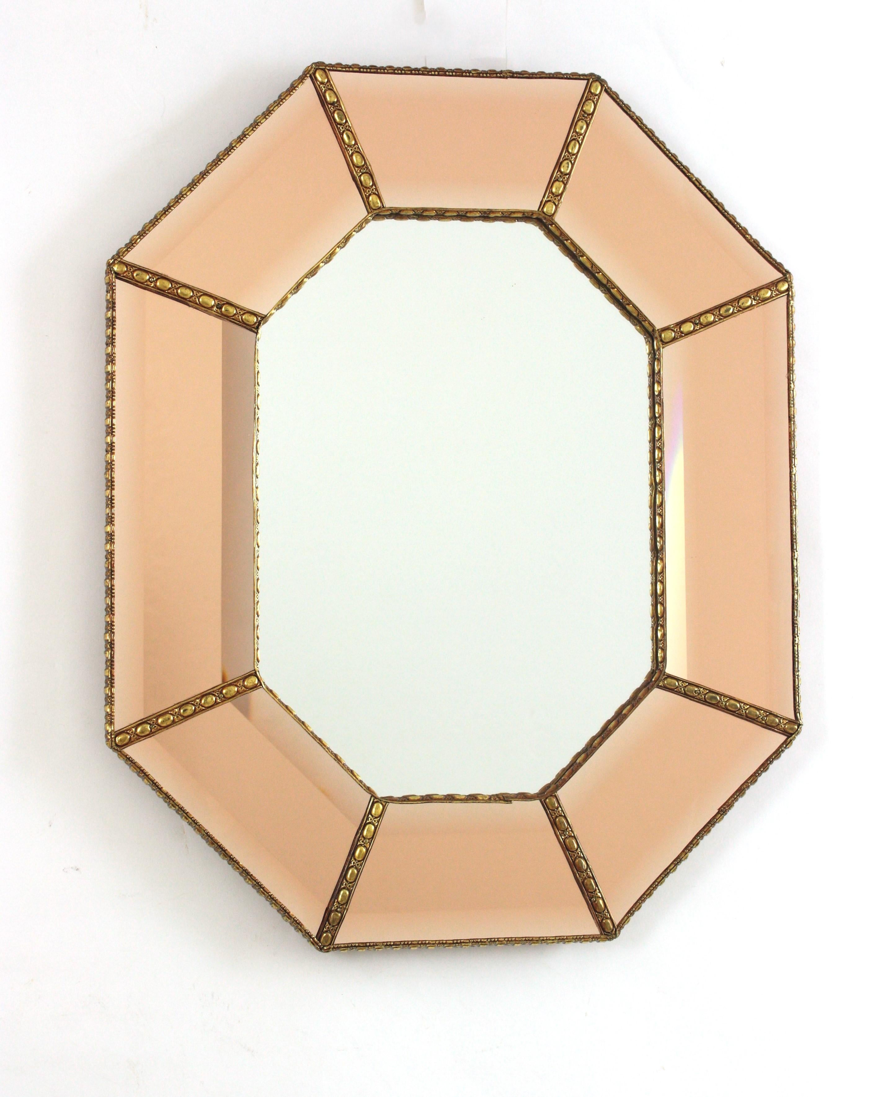 Espejo octogonal biselado moderno veneciano en cristal rosa salmón, 1960 Moderno de mediados de siglo en venta