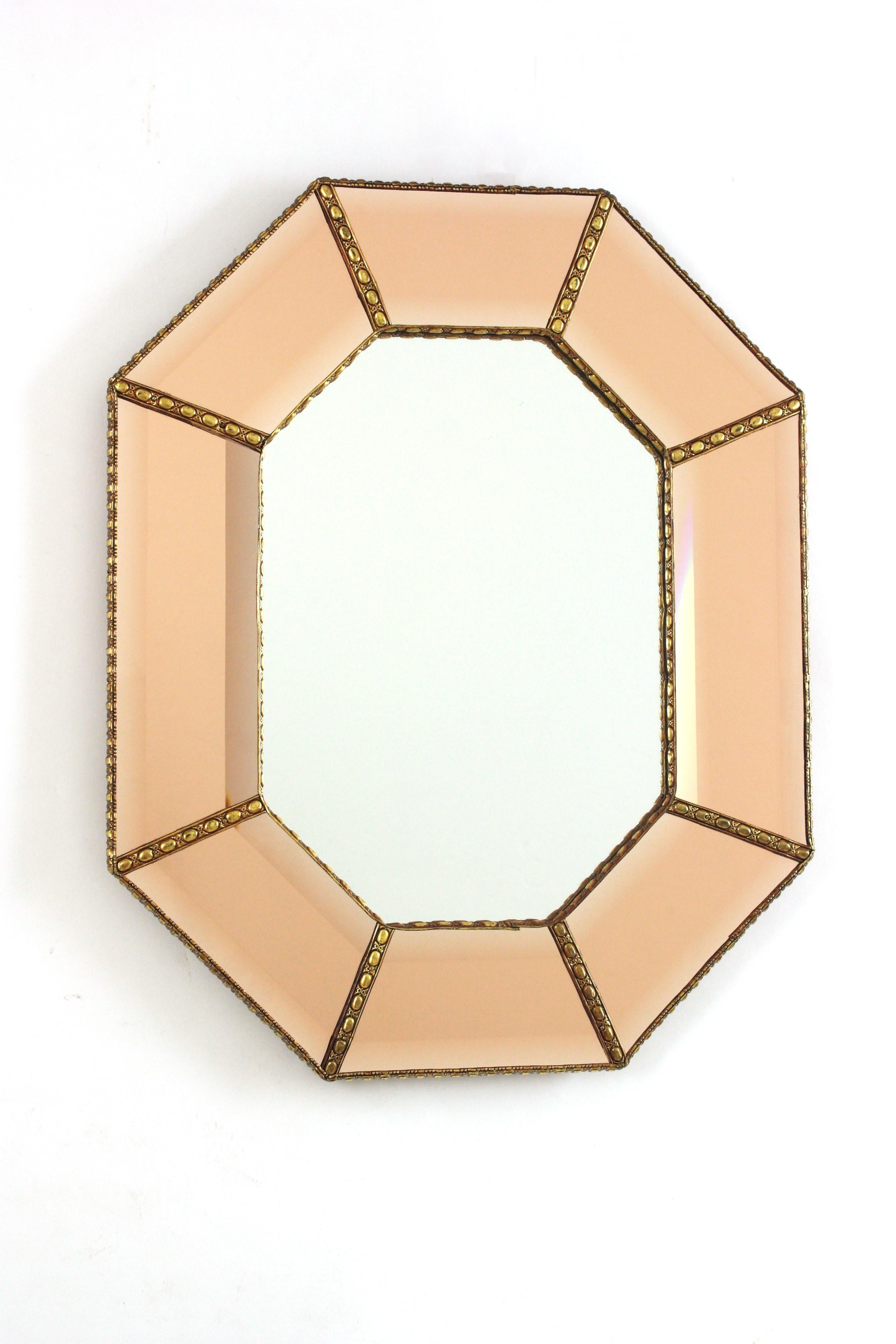 Espejo octogonal biselado moderno veneciano en cristal rosa salmón, 1960 Español en venta