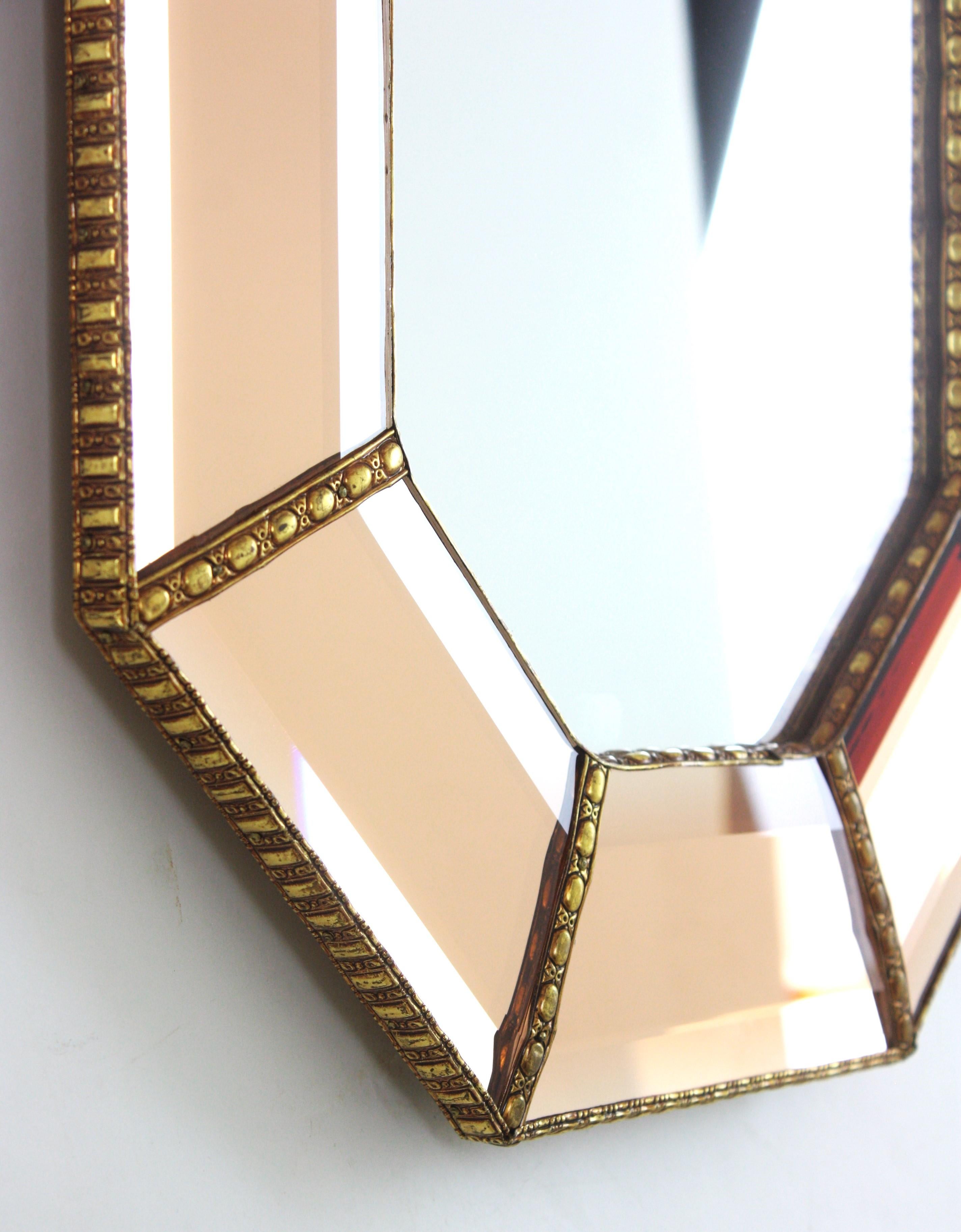 Espejo octogonal biselado moderno veneciano en cristal rosa salmón, 1960 Hecho a mano en venta