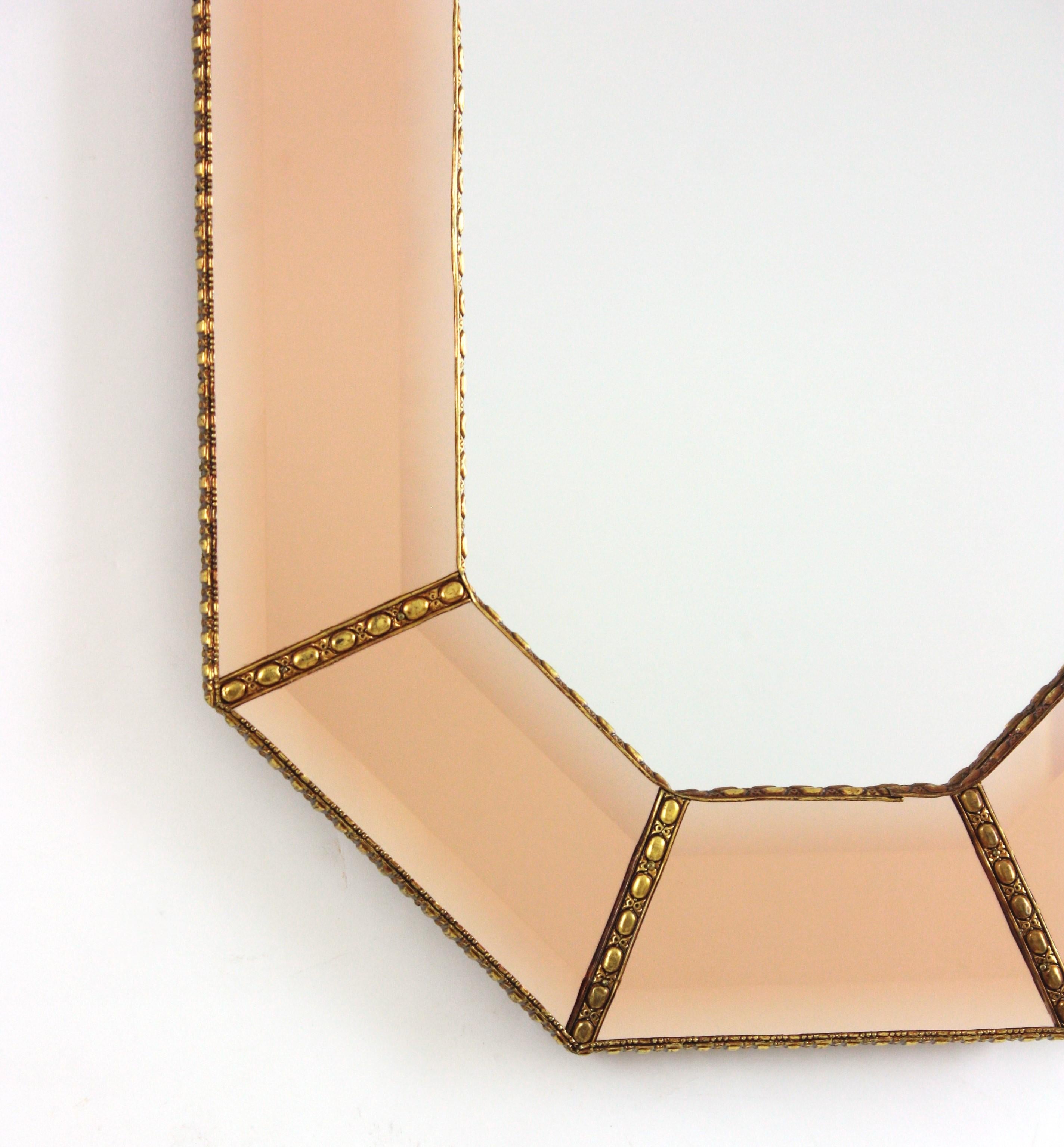 Espejo octogonal biselado moderno veneciano en cristal rosa salmón, 1960 siglo XX en venta