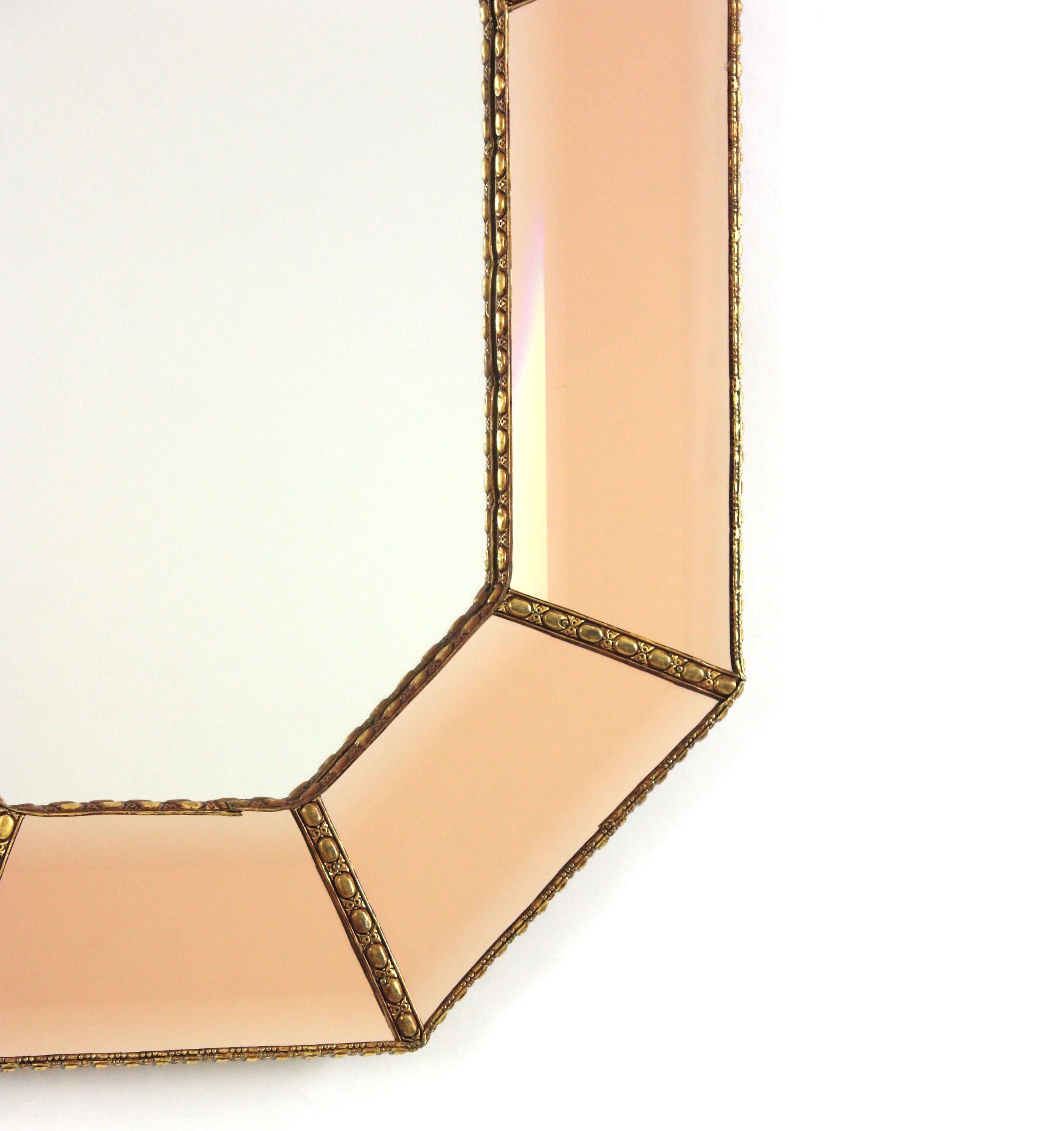 Espejo octogonal biselado moderno veneciano en cristal rosa salmón, 1960 Metal en venta