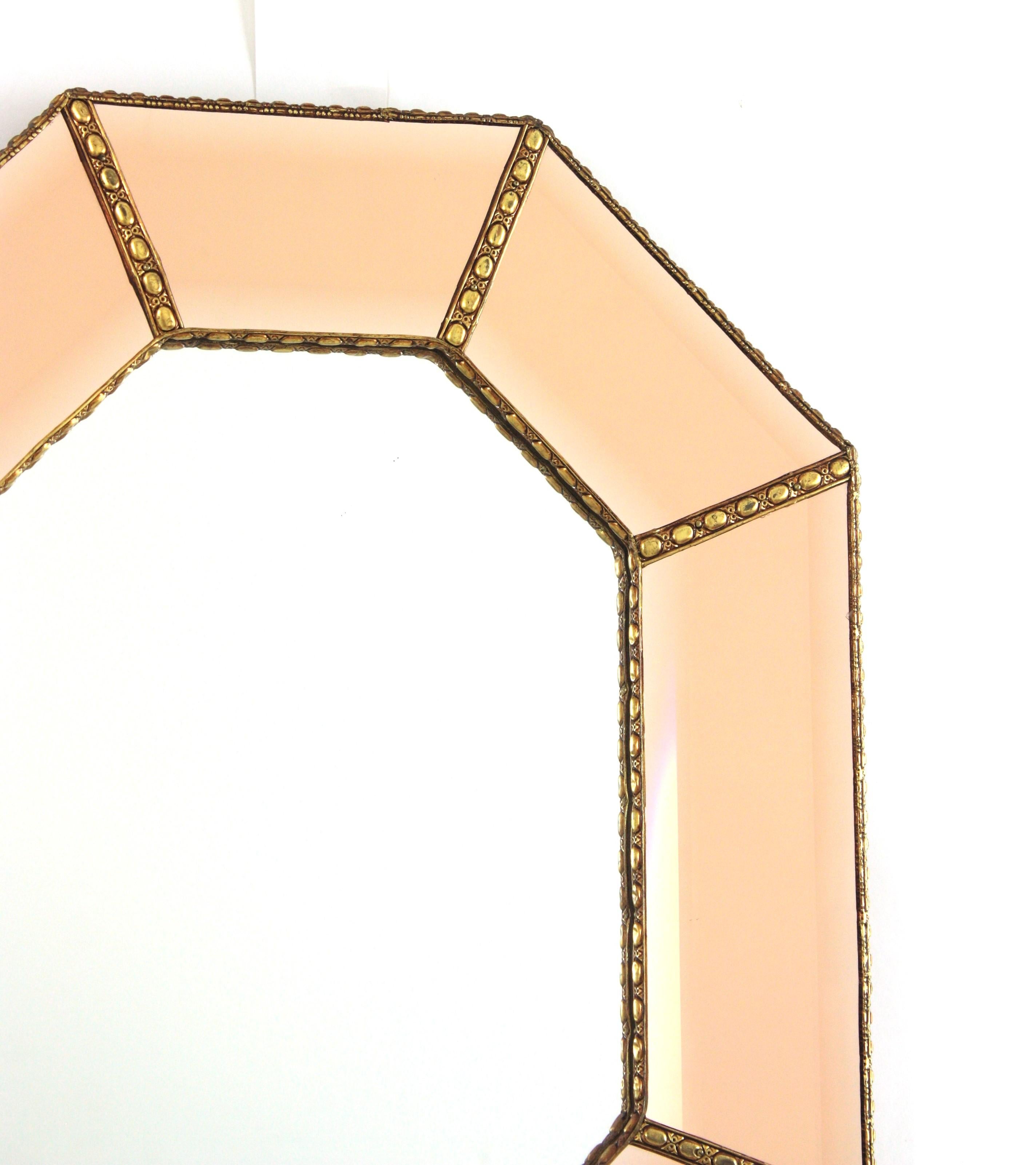 Espejo octogonal biselado moderno veneciano en cristal rosa salmón, 1960 en venta 1