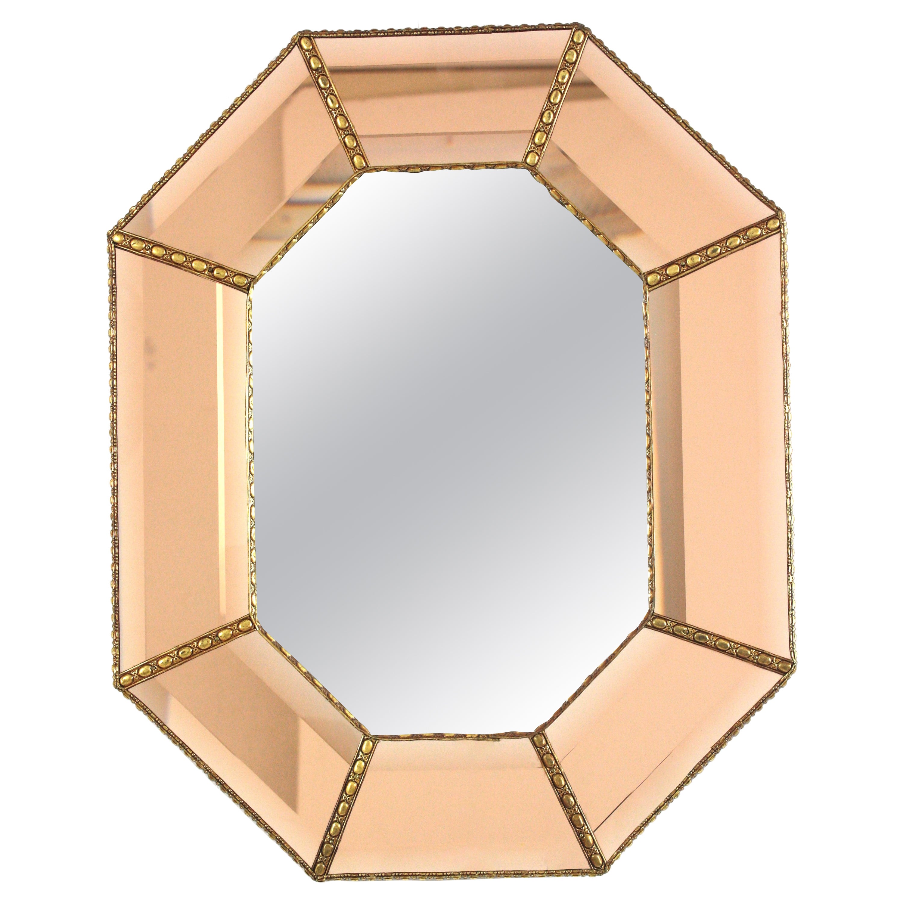 Espejo octogonal biselado moderno veneciano en cristal rosa salmón, 1960 en venta