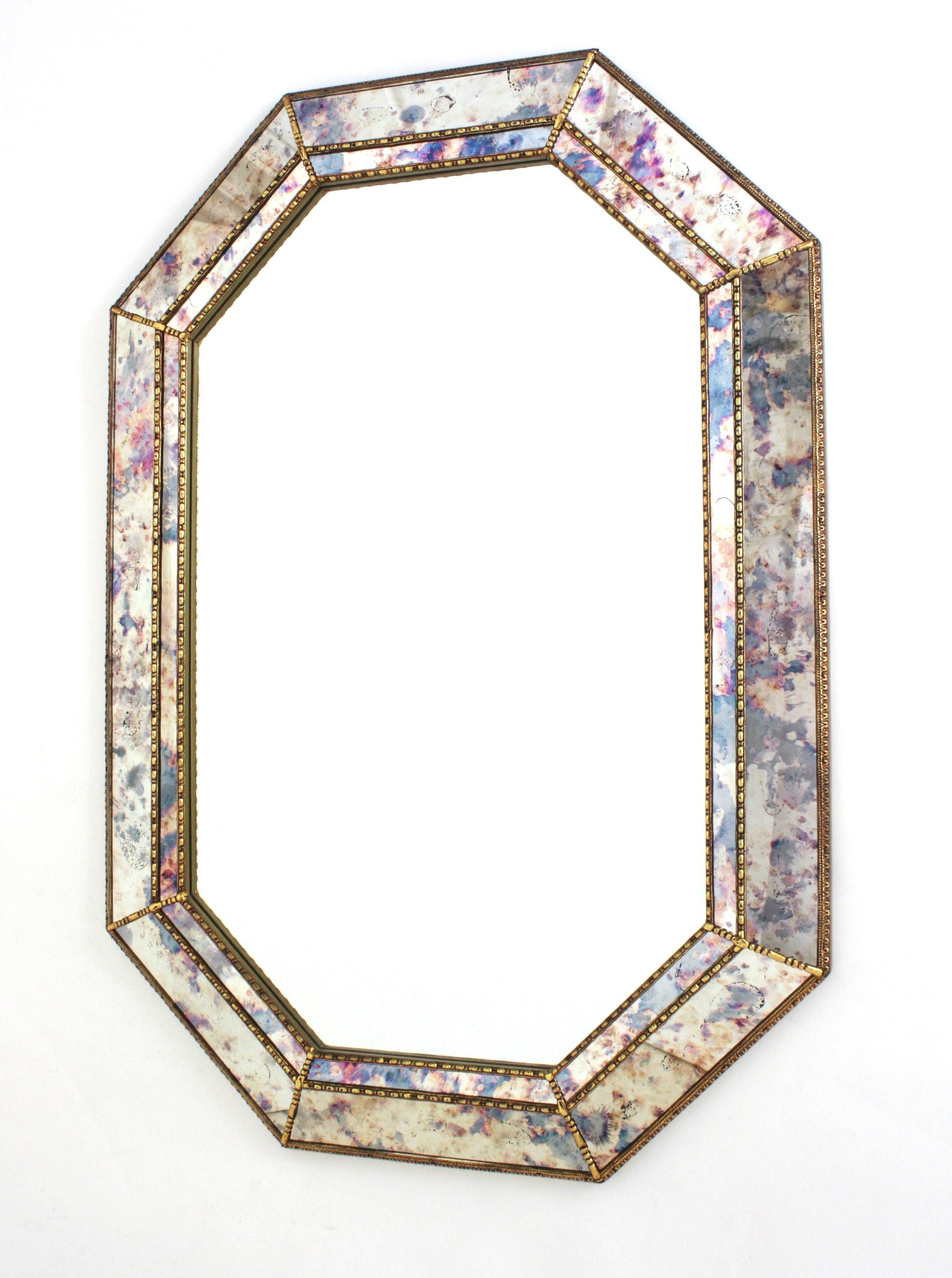 Achteckiger Spiegel in venezianischer Modernität mit rosa-violettem Glas und Messingdetails 2