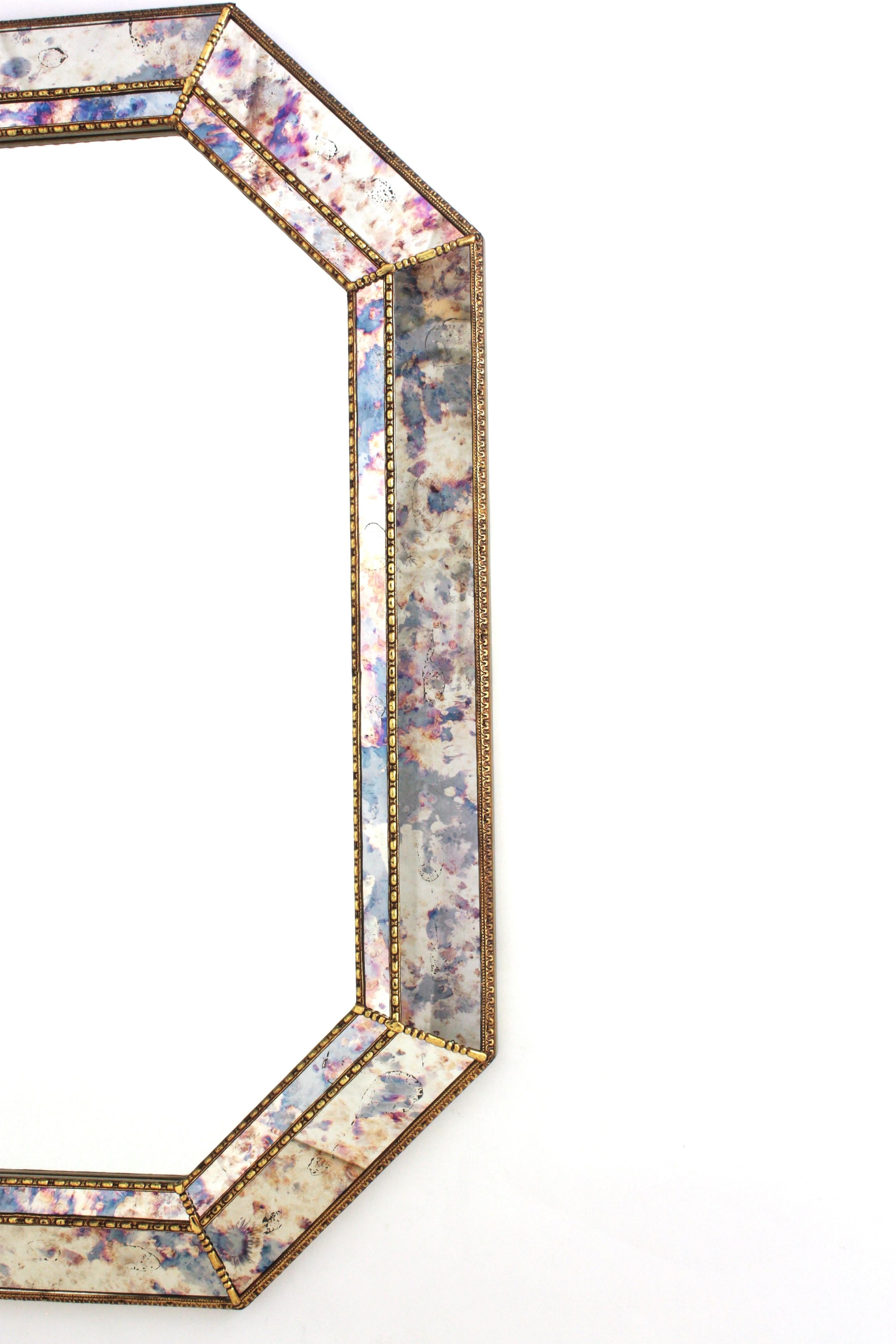 Achteckiger Spiegel in venezianischer Modernität mit rosa-violettem Glas und Messingdetails 3