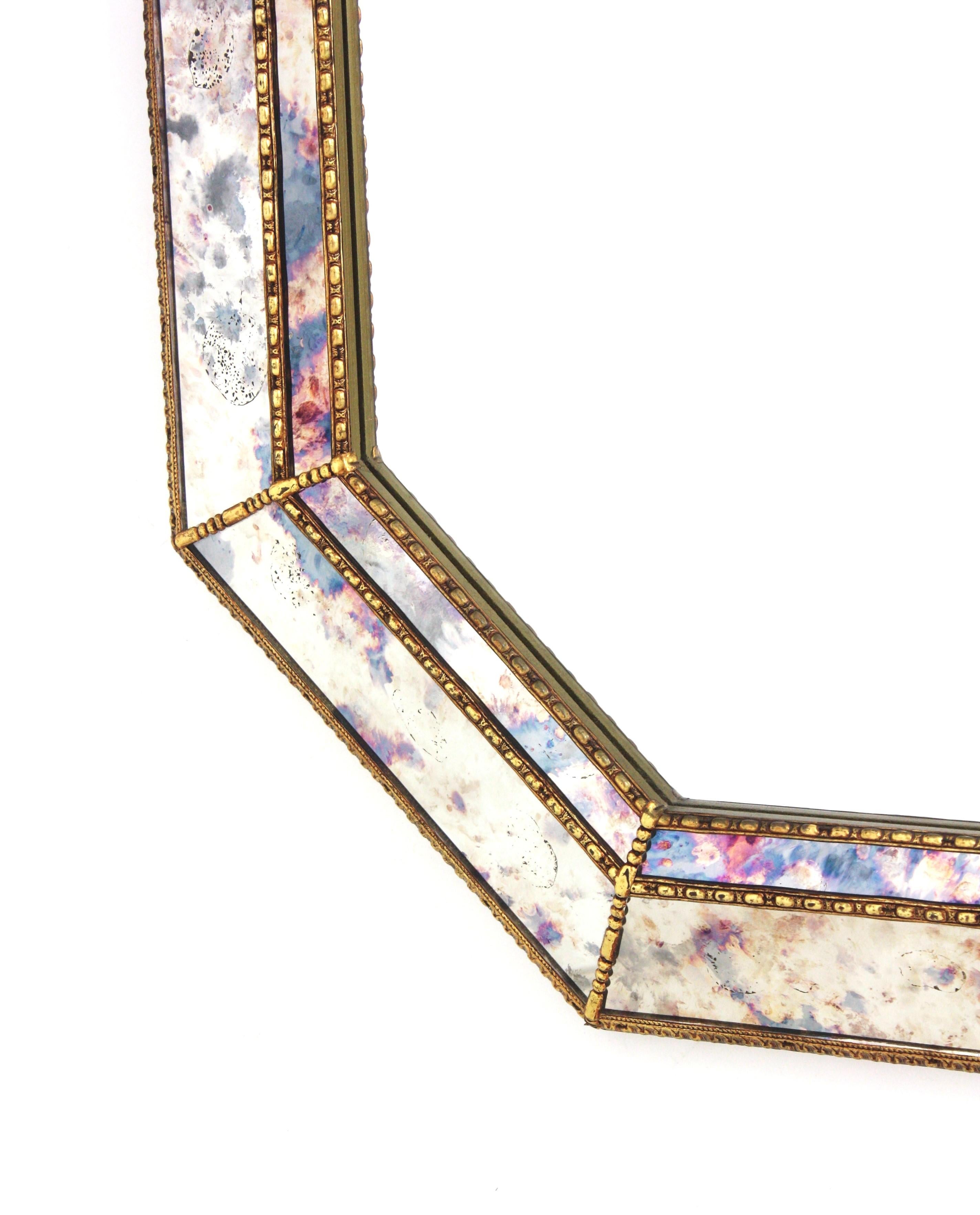 Achteckiger Spiegel in venezianischer Modernität mit rosa-violettem Glas und Messingdetails 4