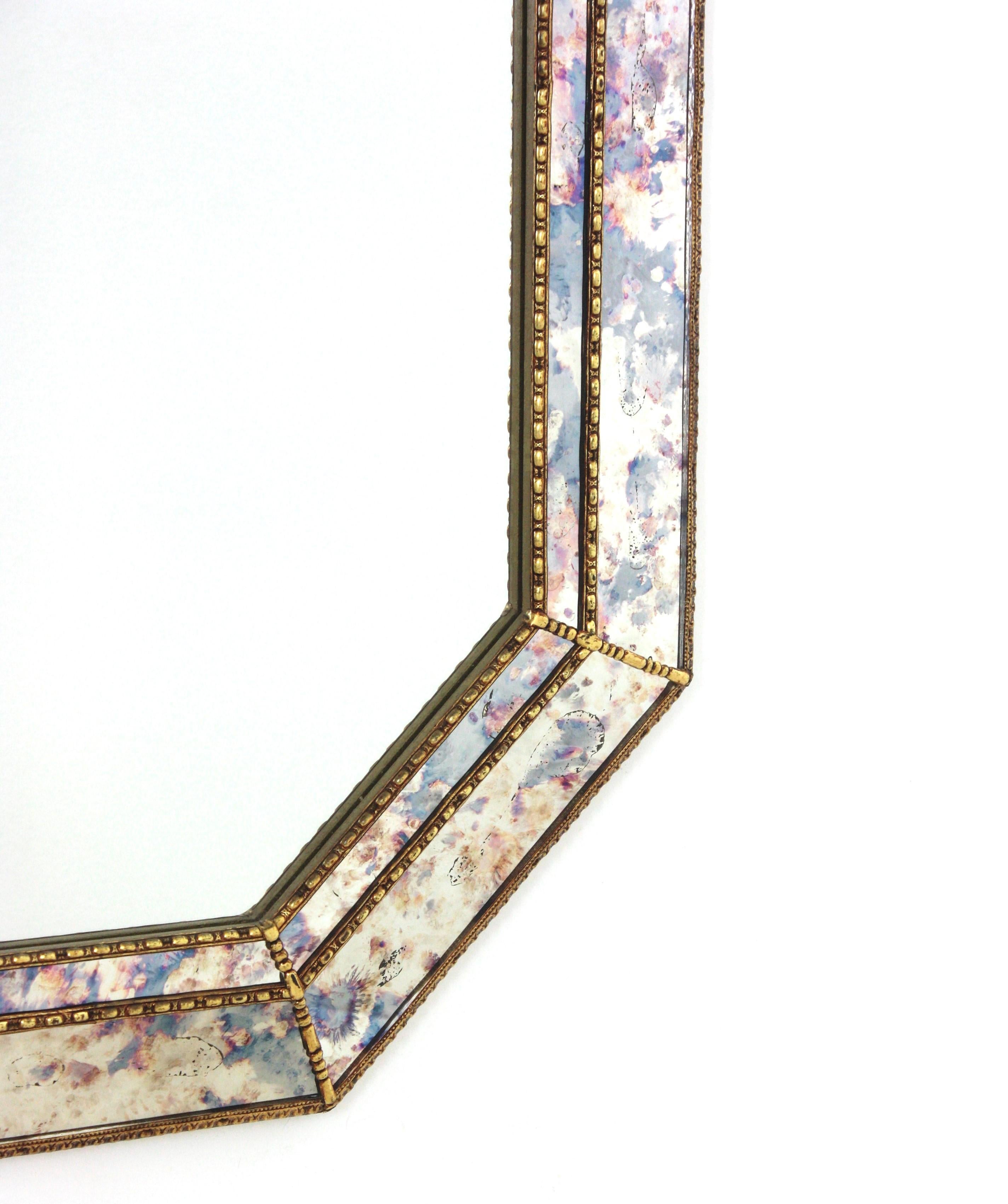 Achteckiger Spiegel in venezianischer Modernität mit rosa-violettem Glas und Messingdetails (Hollywood Regency)