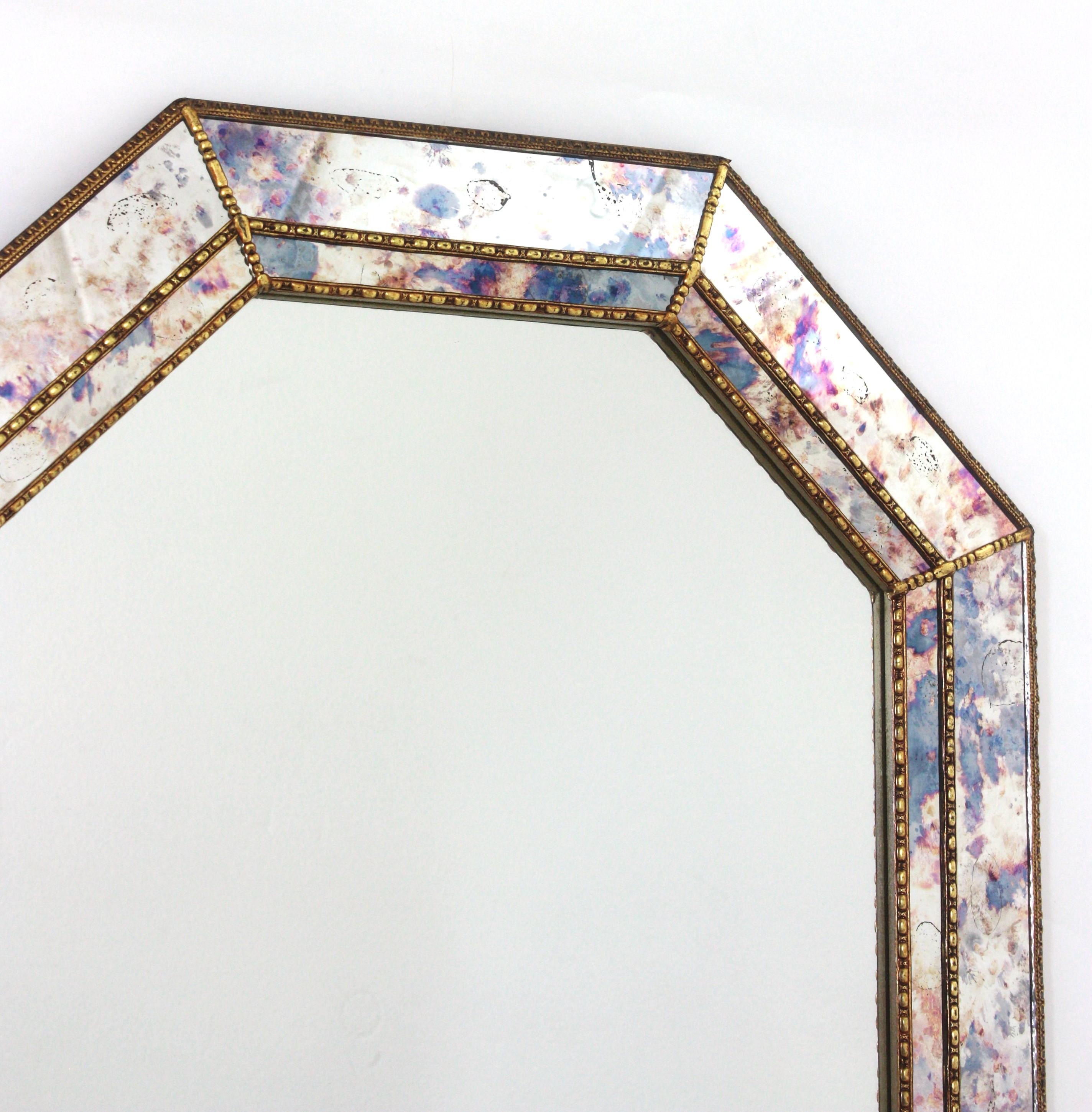 Achteckiger Spiegel in venezianischer Modernität mit rosa-violettem Glas und Messingdetails (Spanisch)