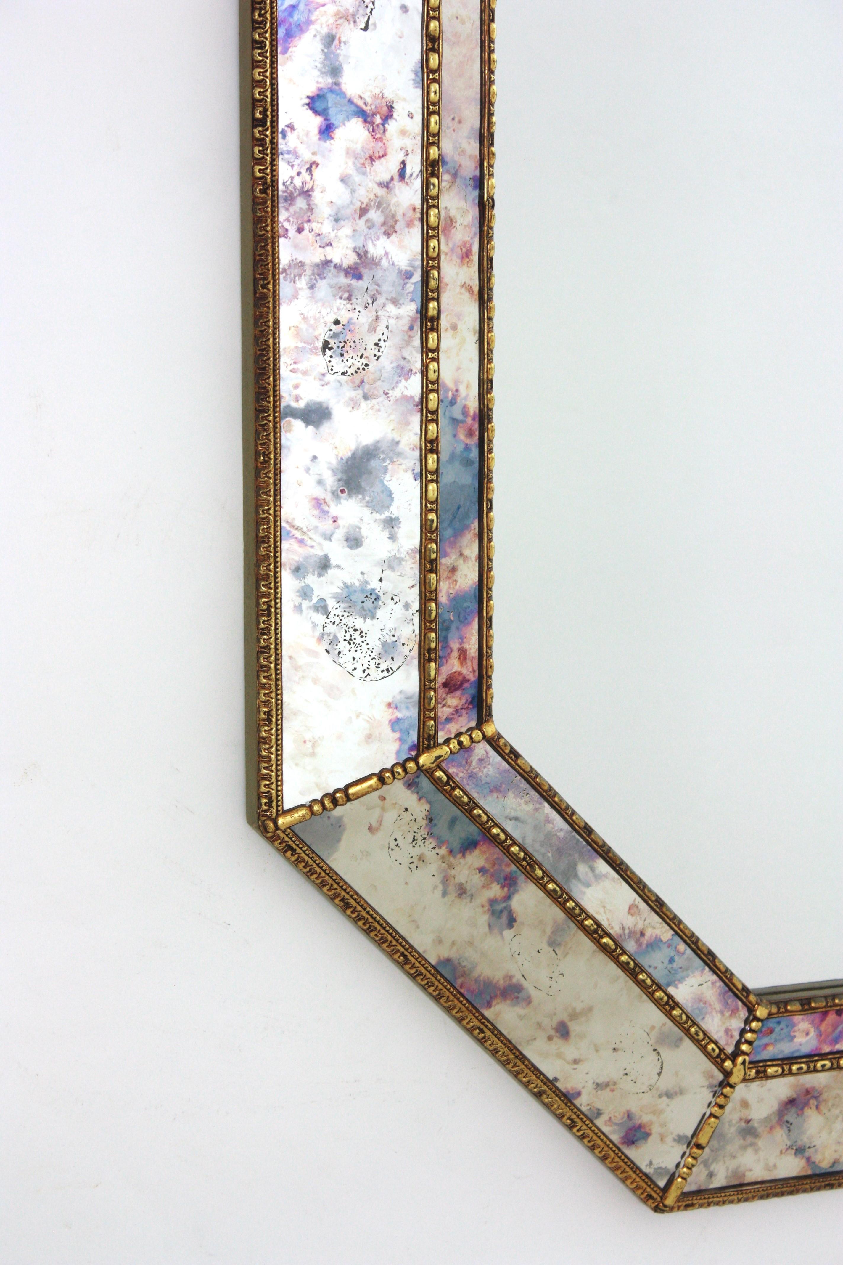 Achteckiger Spiegel in venezianischer Modernität mit rosa-violettem Glas und Messingdetails im Zustand „Gut“ in Barcelona, ES