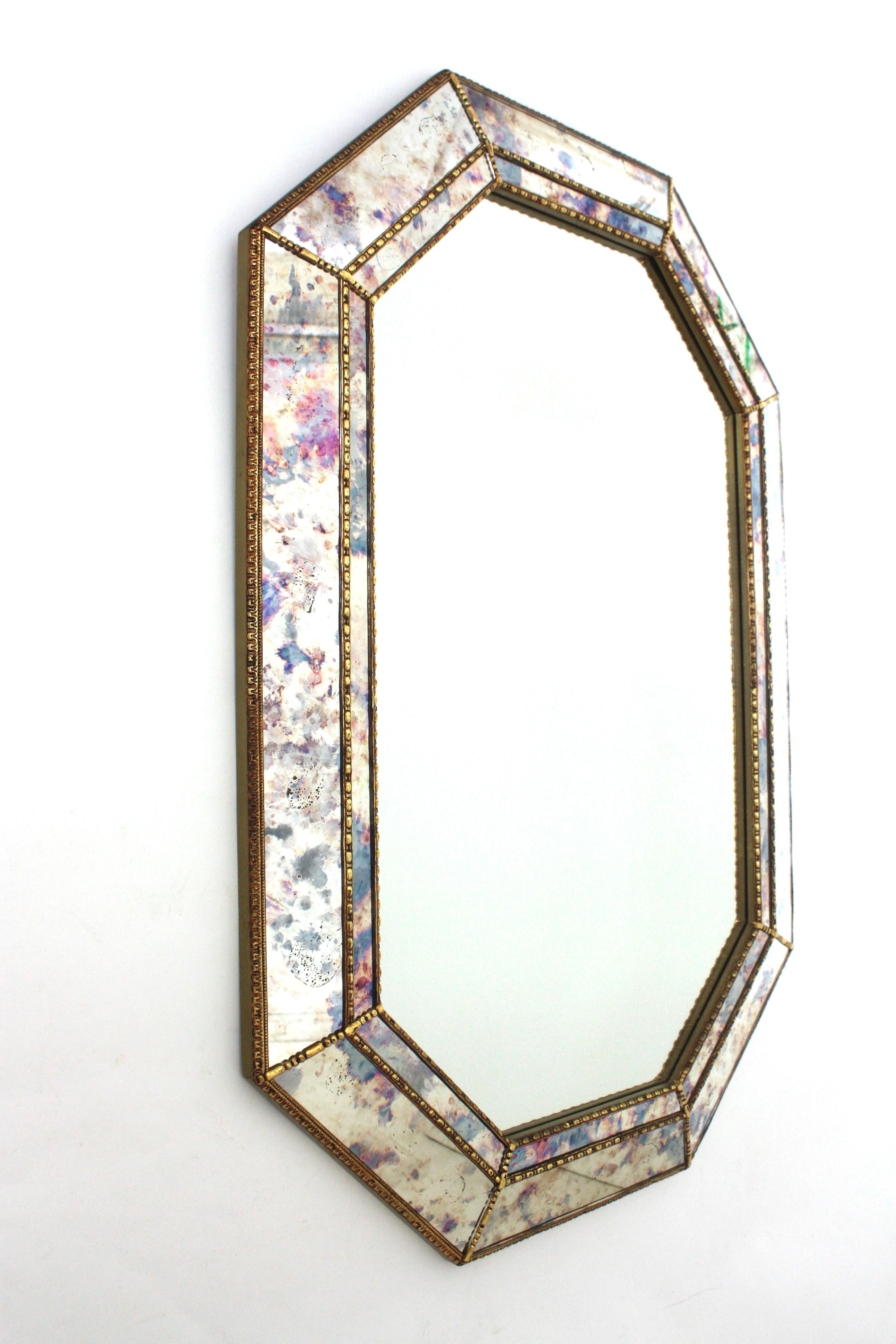 Achteckiger Spiegel in venezianischer Modernität mit rosa-violettem Glas und Messingdetails (20. Jahrhundert)