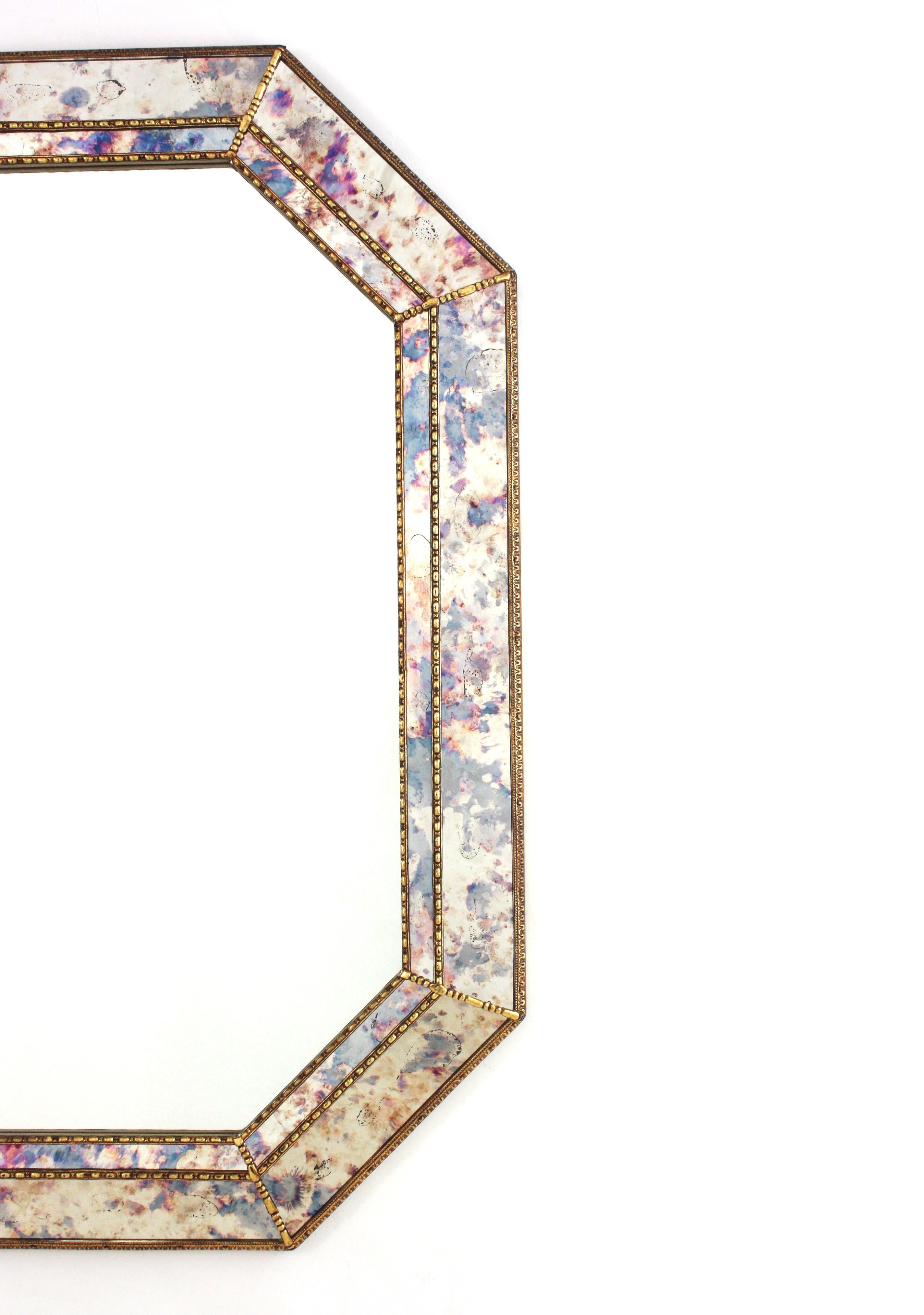 Achteckiger Spiegel in venezianischer Modernität mit rosa-violettem Glas und Messingdetails (Metall)