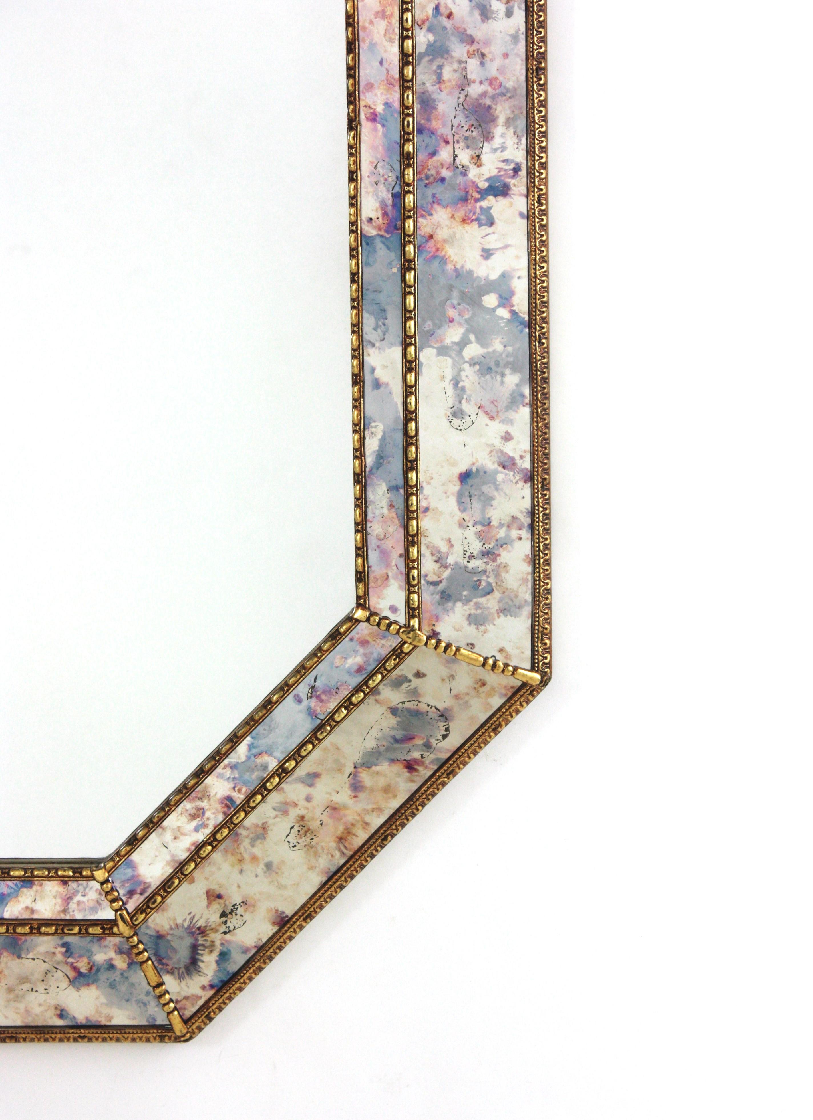 Achteckiger Spiegel in venezianischer Modernität mit rosa-violettem Glas und Messingdetails 1