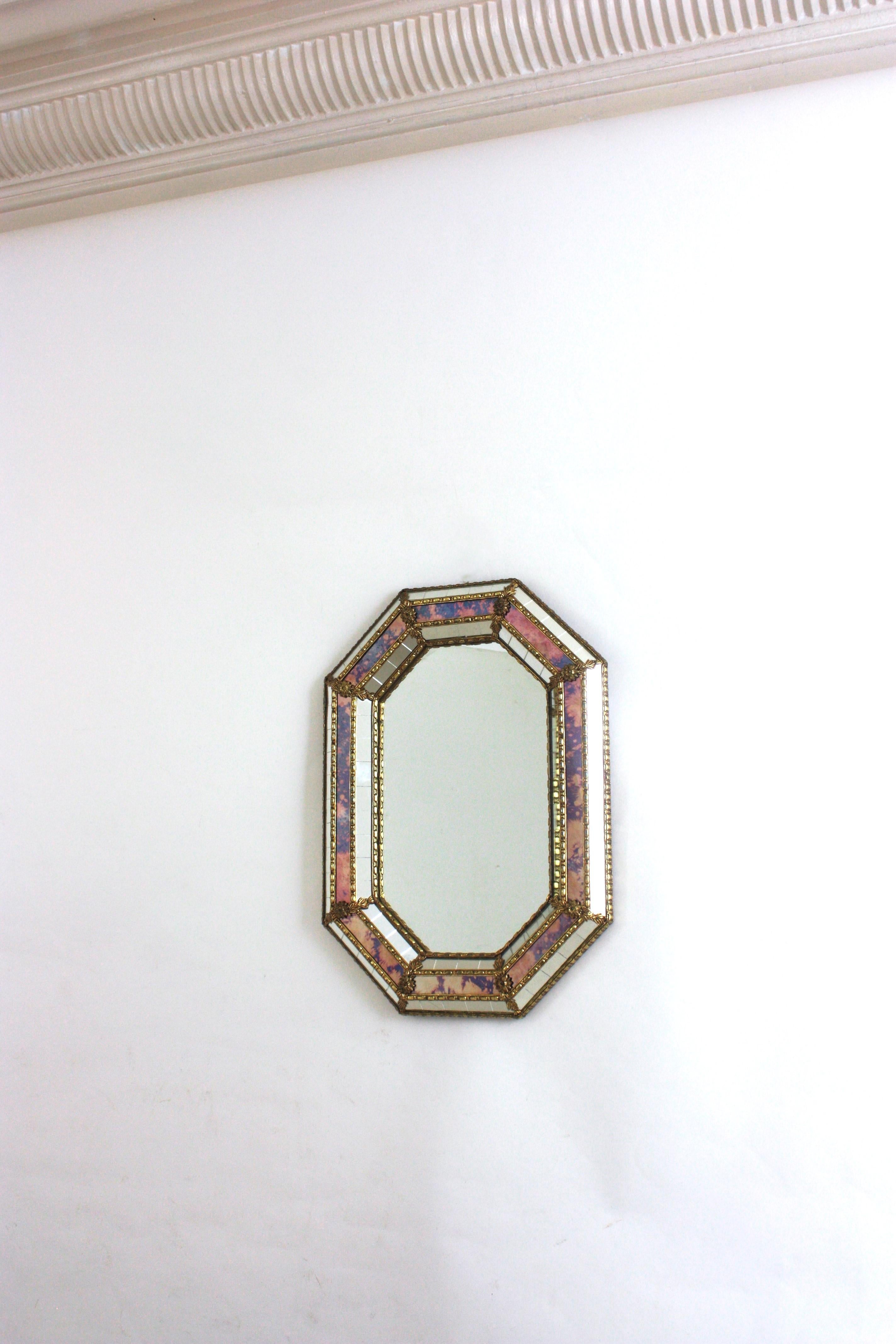 Venezianischer moderner achteckiger kleiner Wandspiegel, rosa lila Glas und Messingrahmen im Angebot 2