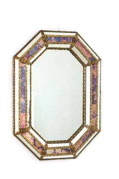 Piccolo specchio da parete ottagonale moderno veneziano, vetro rosa-viola e cornice in ottone