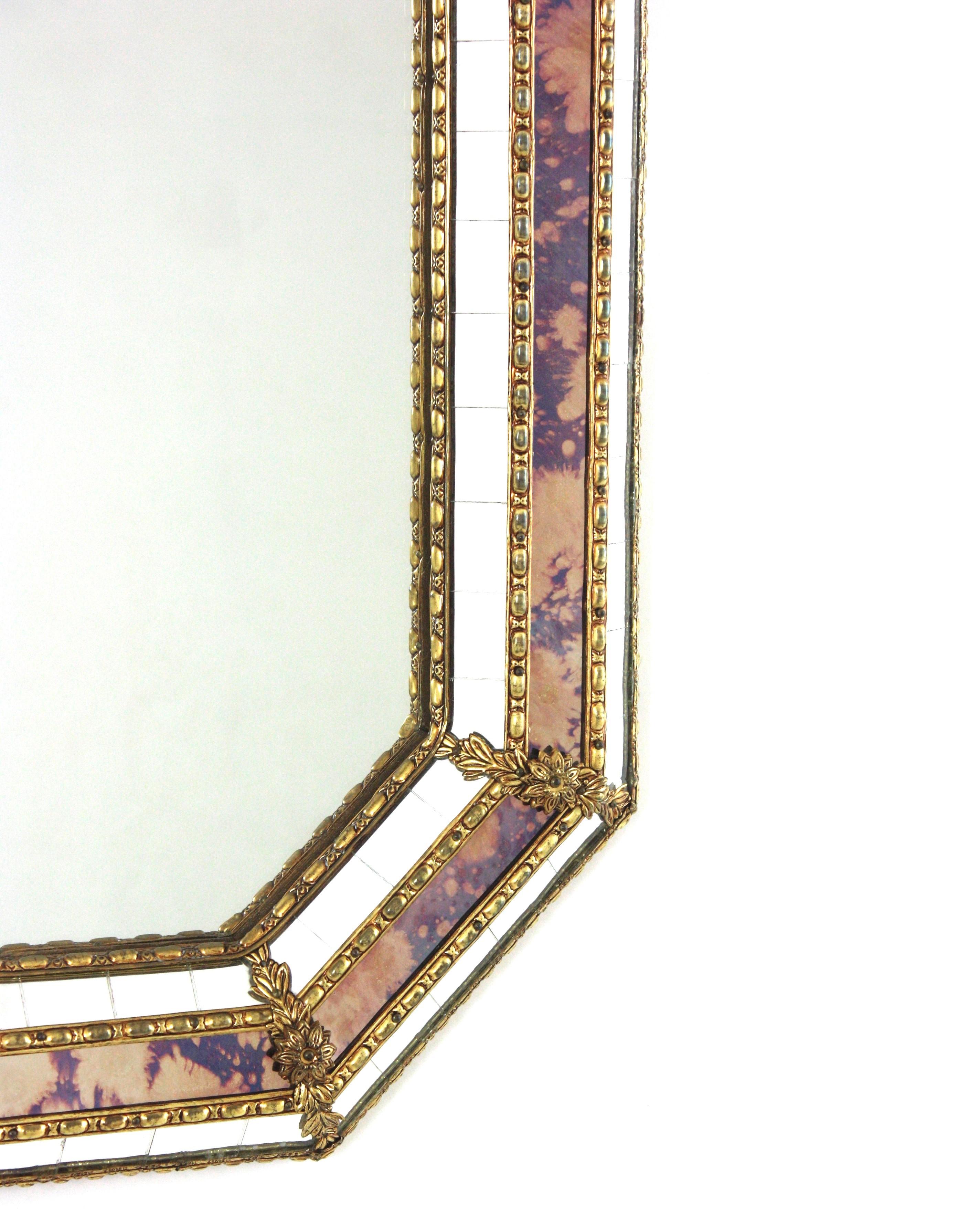 Venezianischer moderner achteckiger kleiner Wandspiegel, rosa lila Glas und Messingrahmen (Hollywood Regency) im Angebot