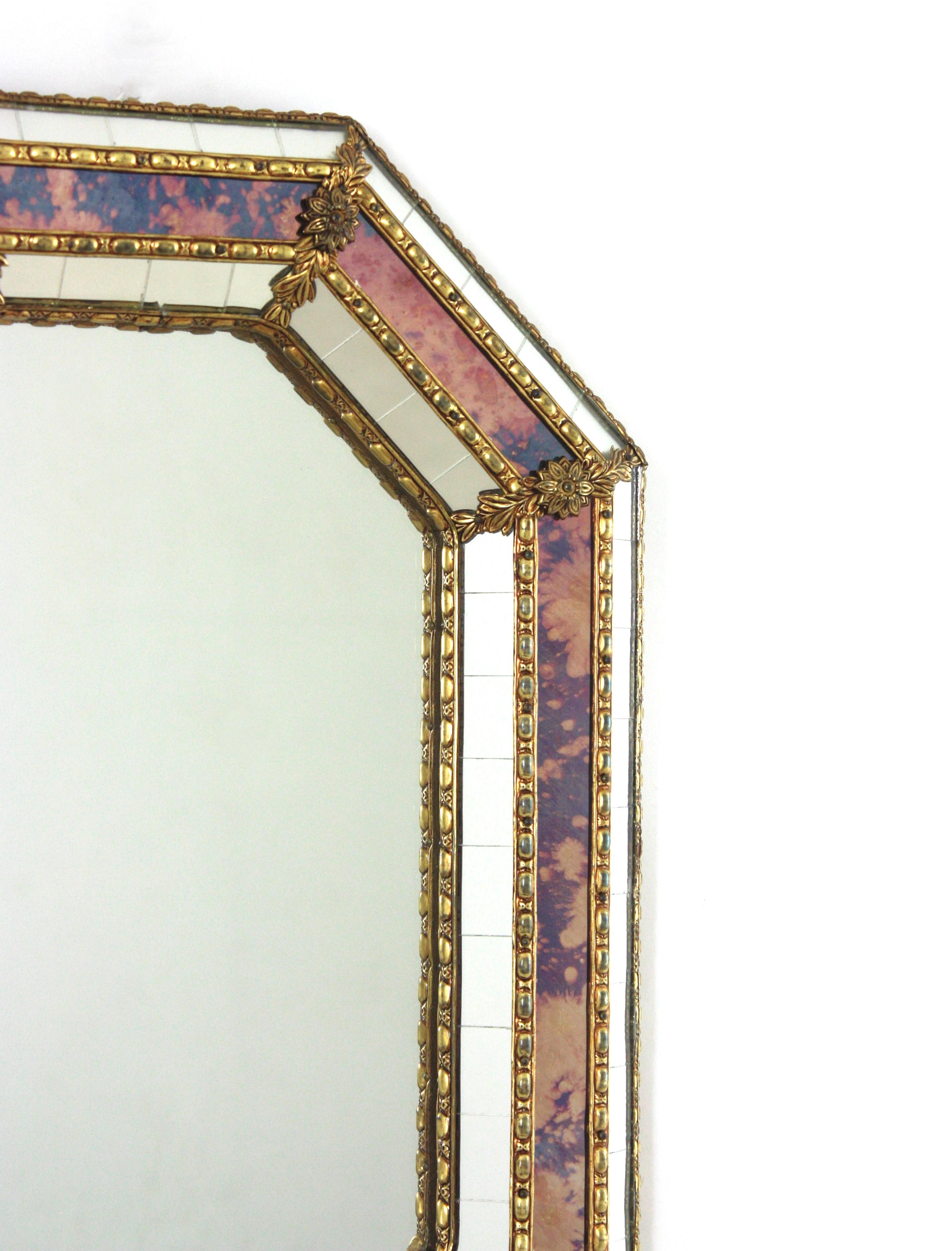 Venezianischer moderner achteckiger kleiner Wandspiegel, rosa lila Glas und Messingrahmen (Spanisch) im Angebot
