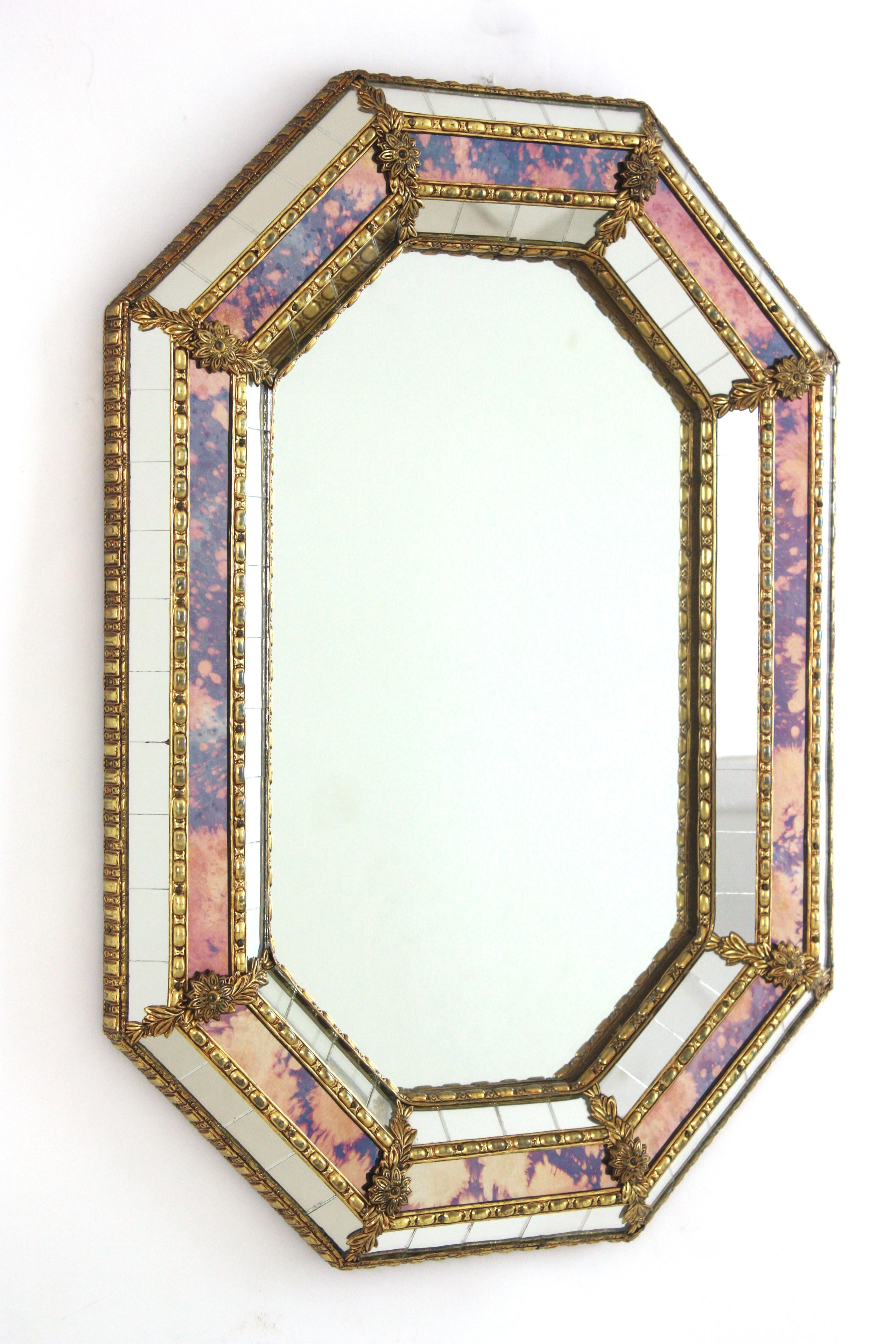 Venezianischer moderner achteckiger kleiner Wandspiegel, rosa lila Glas und Messingrahmen (Handgefertigt) im Angebot