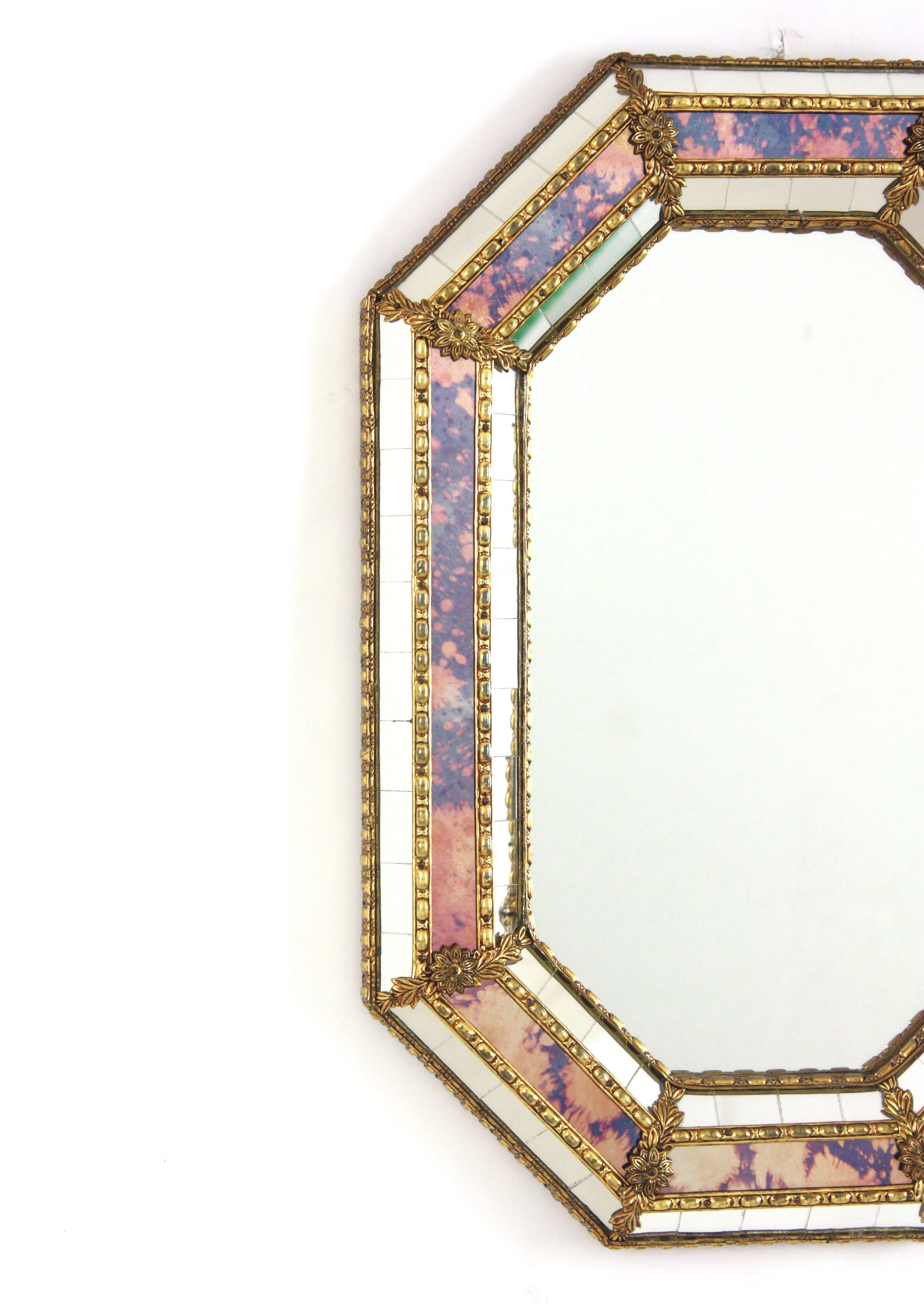 Venezianischer moderner achteckiger kleiner Wandspiegel, rosa lila Glas und Messingrahmen (20. Jahrhundert) im Angebot