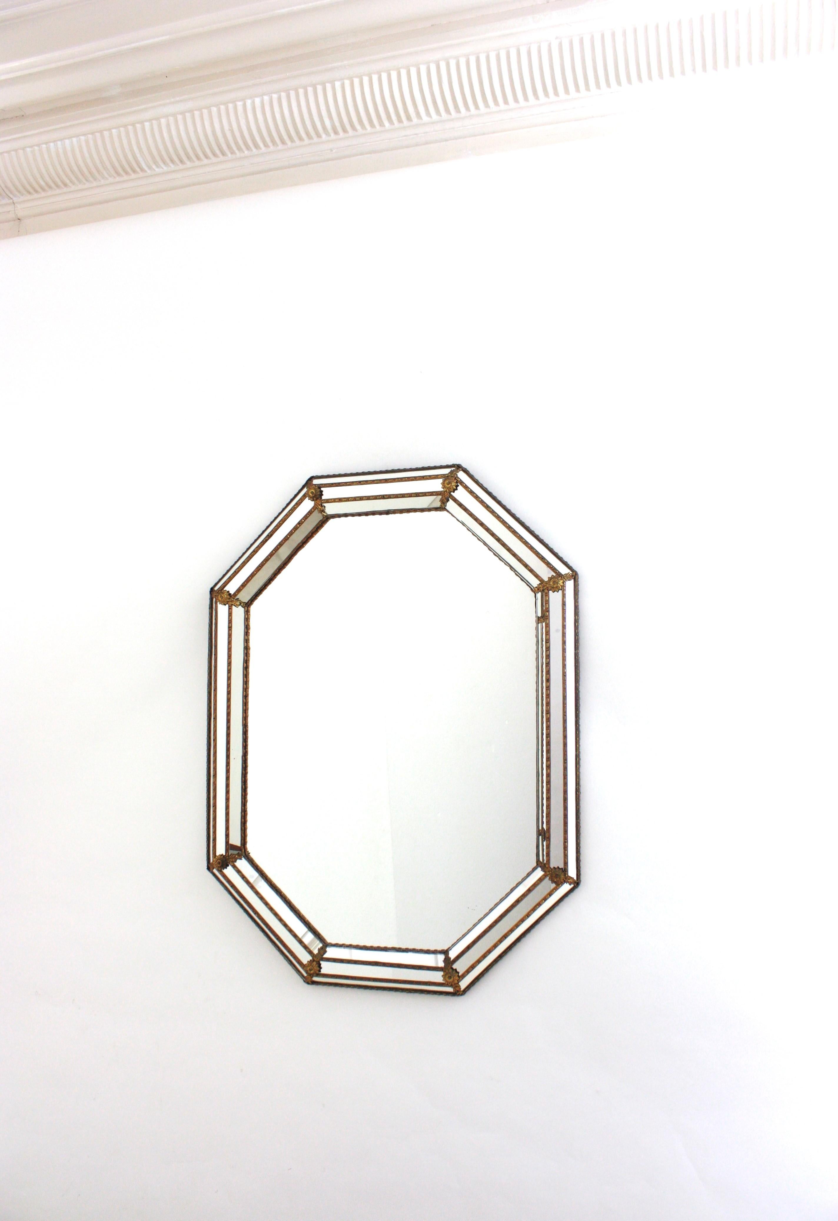 Miroir mural octogonal moderne vénitien avec détails en laiton en vente 2