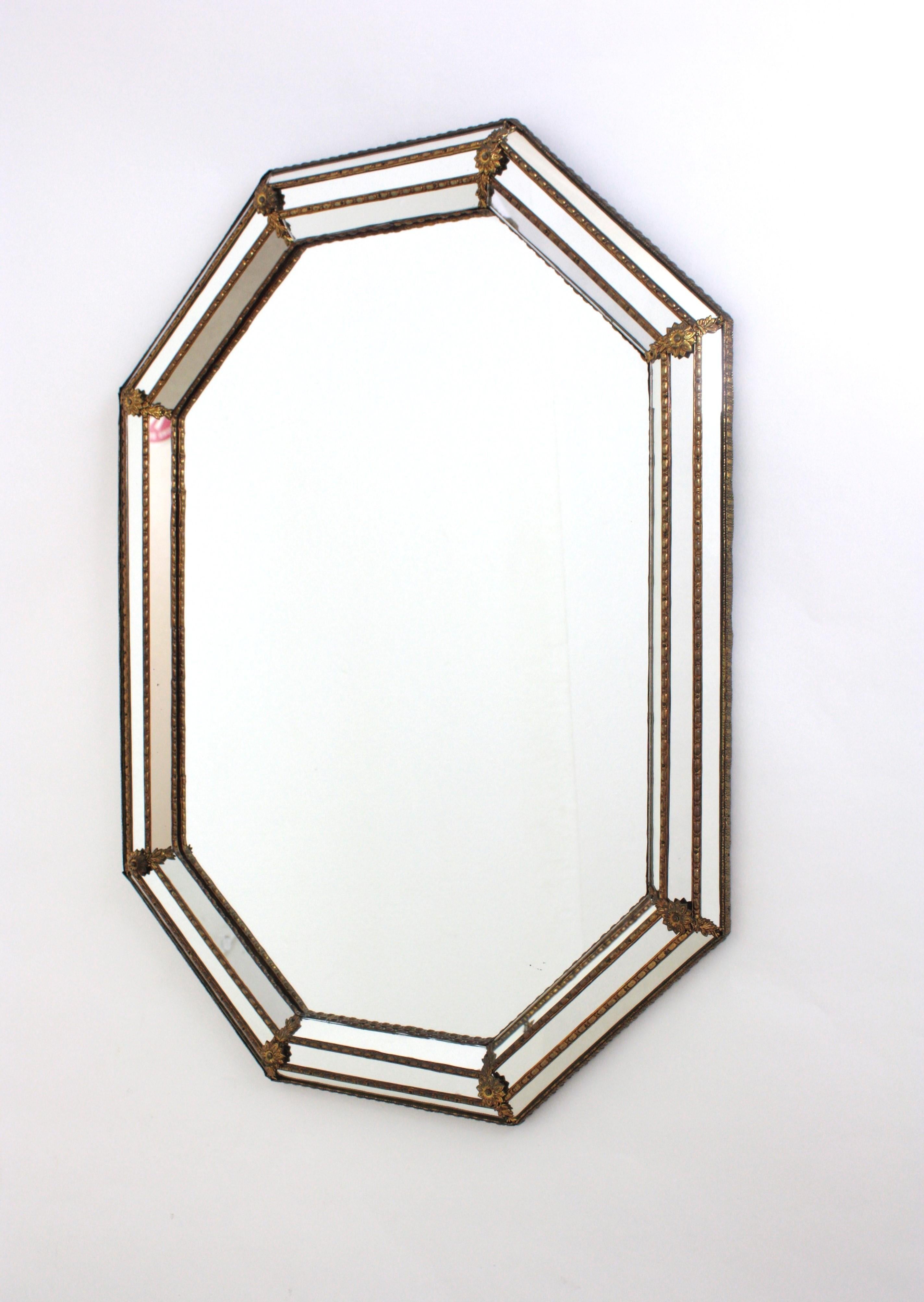 Miroir mural octogonal moderne vénitien avec détails en laiton en vente 4