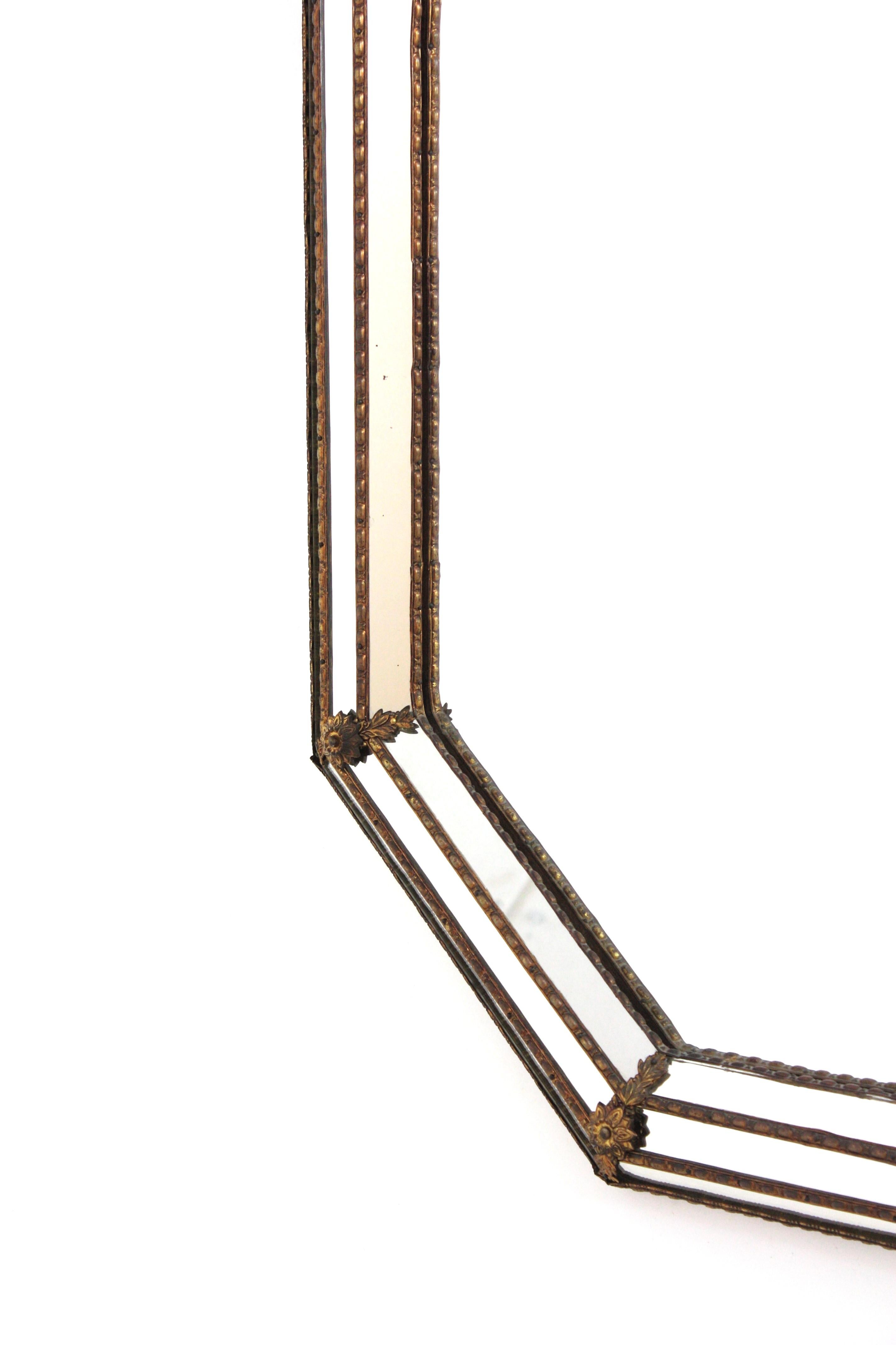 Miroir mural octogonal moderne vénitien avec détails en laiton en vente 5