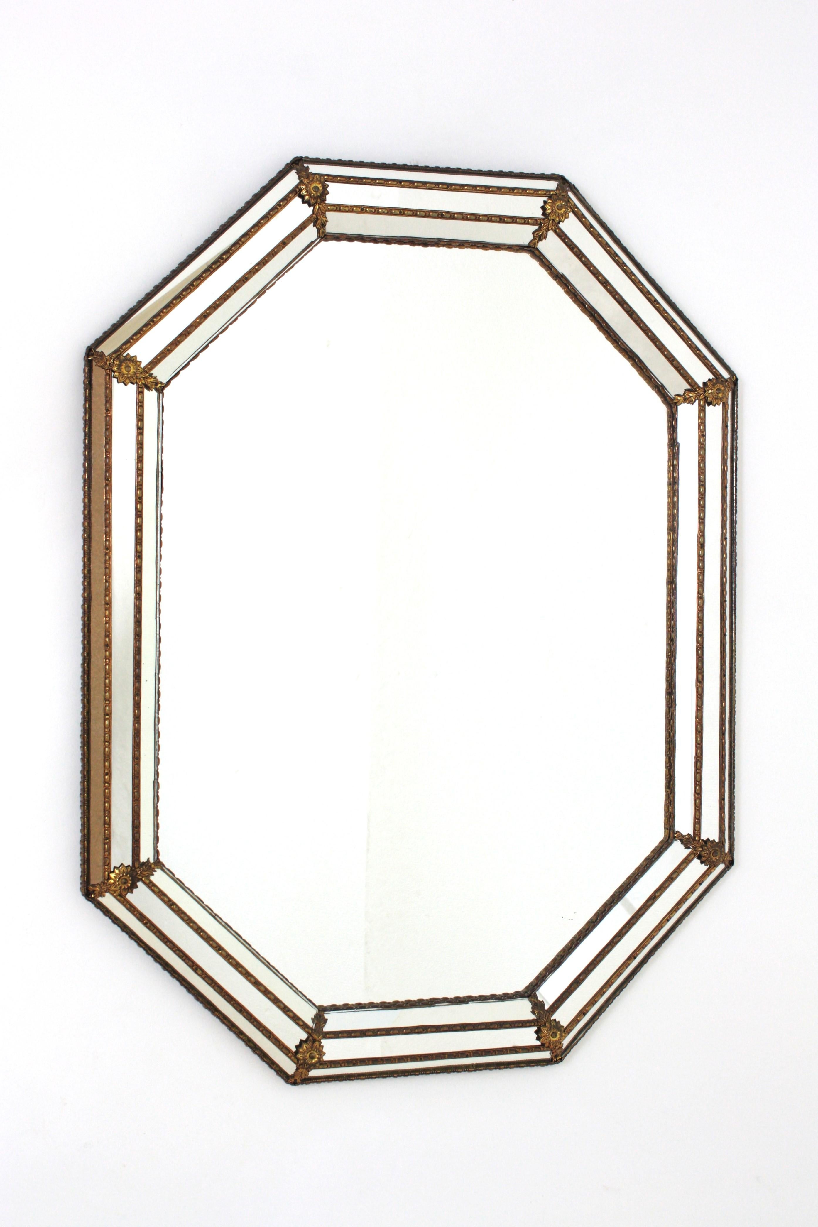 Miroir mural ovale de style vénitien Regency moderne avec accents en métal doré, Espagne, années 1960
Superbe miroir mural doté d'un cadre octogonal et d'une triple couche de miroirs entourant le verre central. Les panneaux en miroir sont ornés de