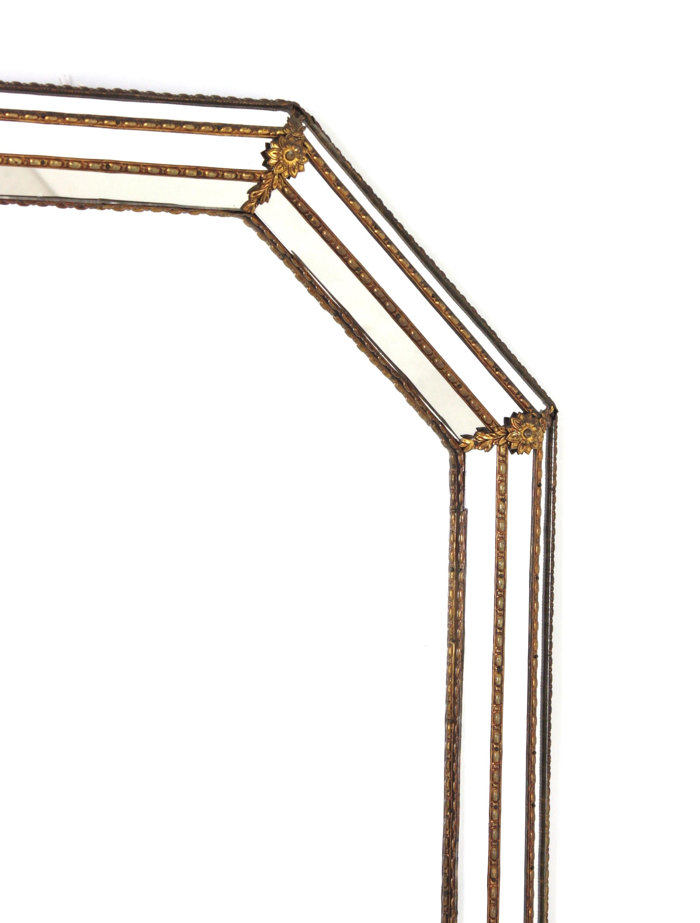 Espagnol Miroir mural octogonal moderne vénitien avec détails en laiton en vente