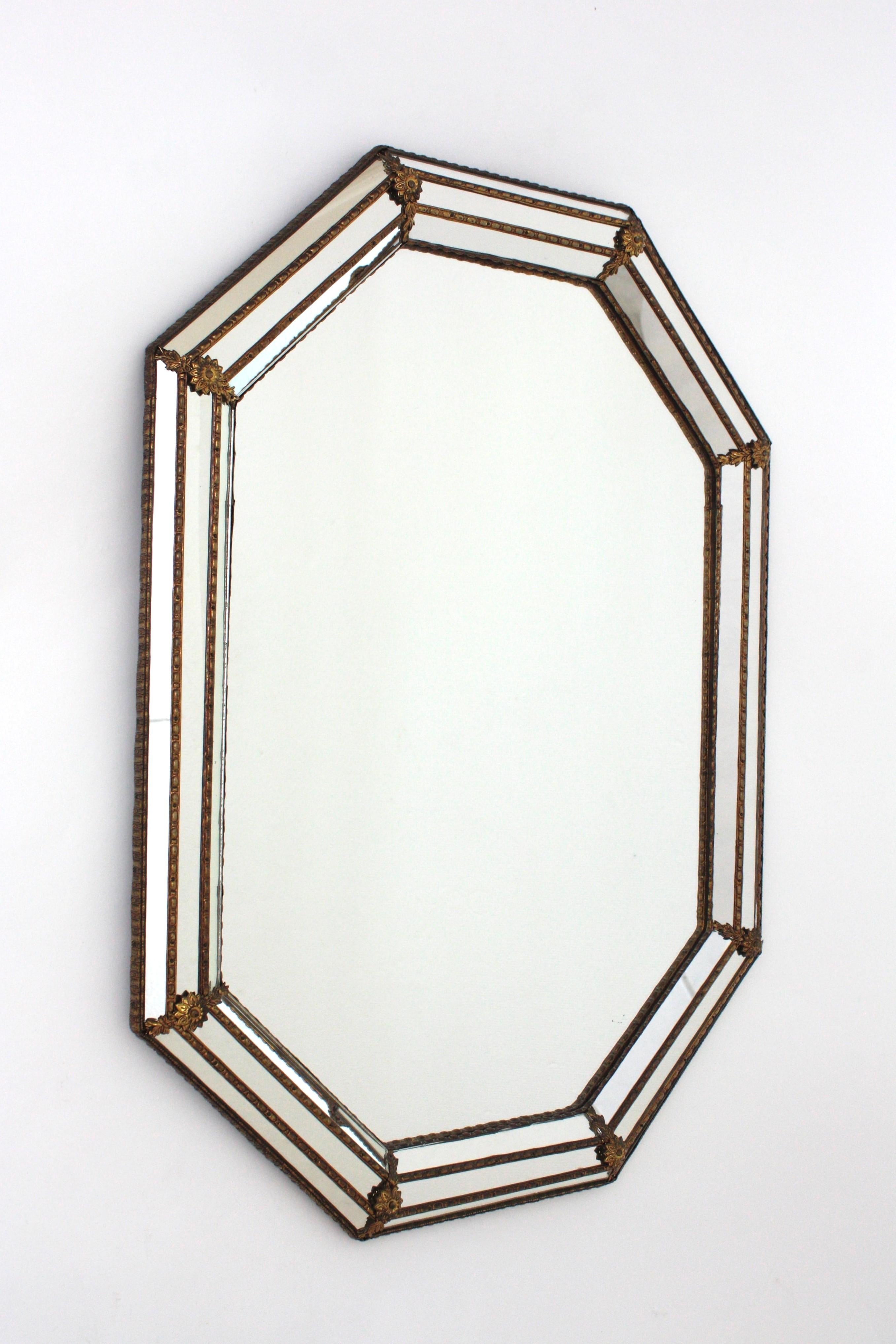 Fait main Miroir mural octogonal moderne vénitien avec détails en laiton en vente