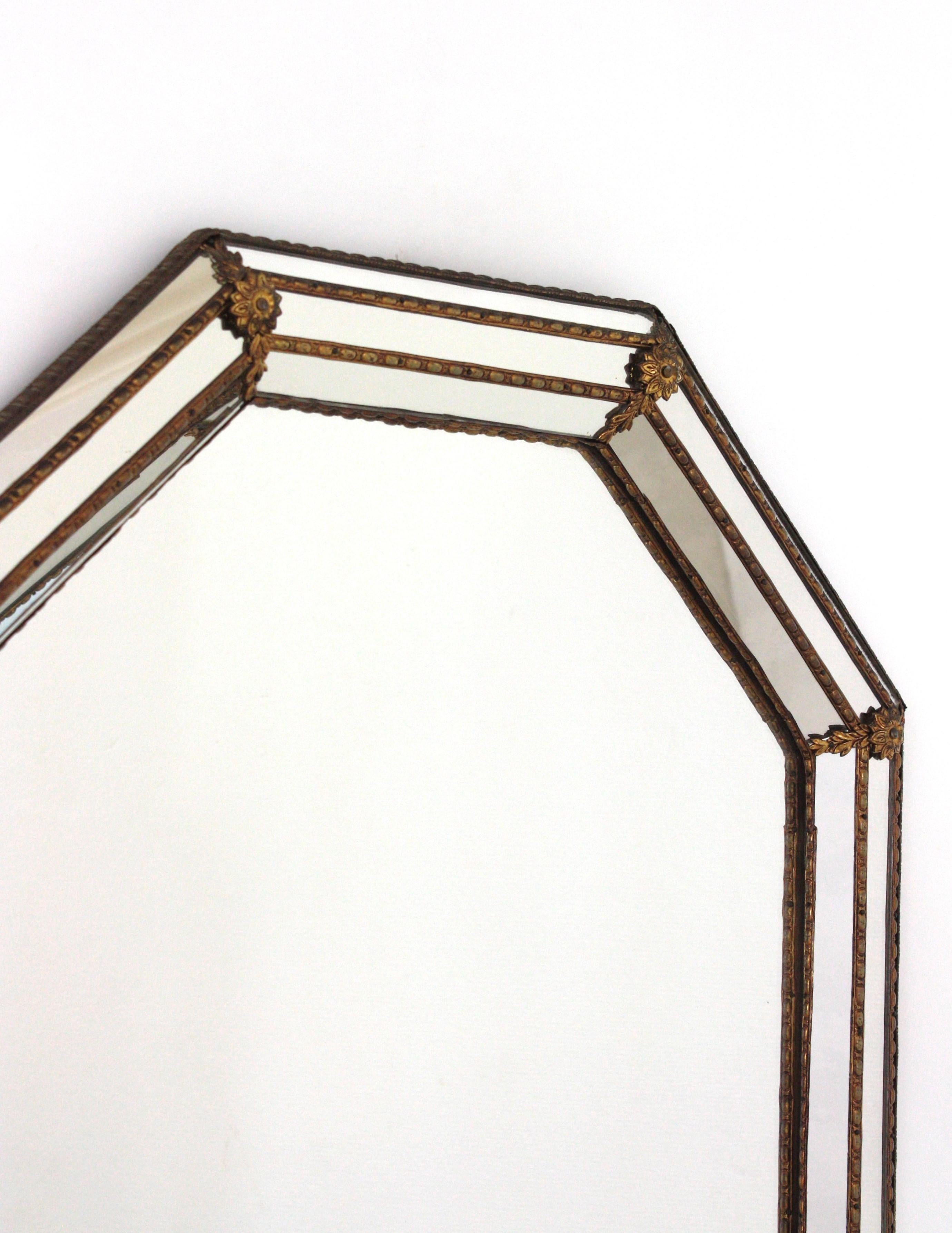 Miroir mural octogonal moderne vénitien avec détails en laiton Bon état - En vente à Barcelona, ES