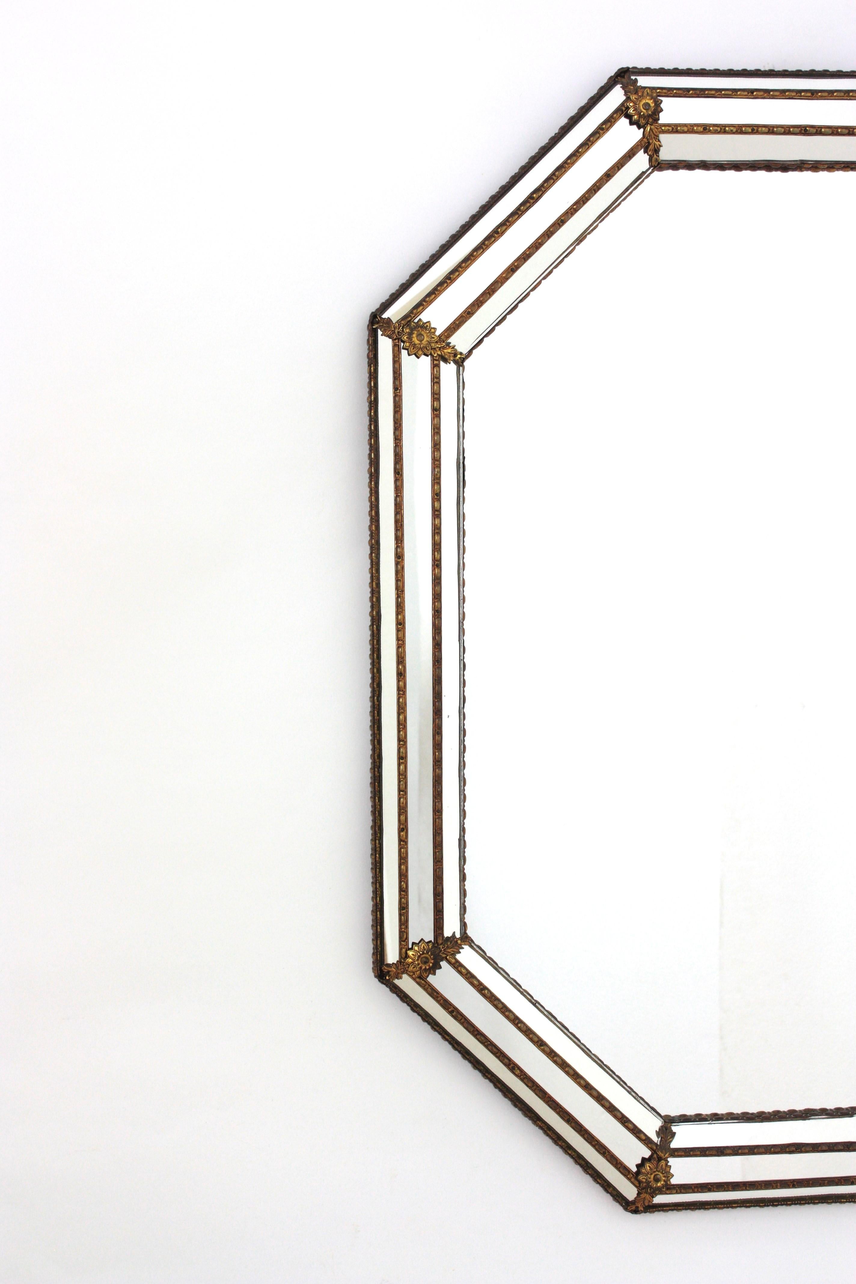 20ième siècle Miroir mural octogonal moderne vénitien avec détails en laiton en vente