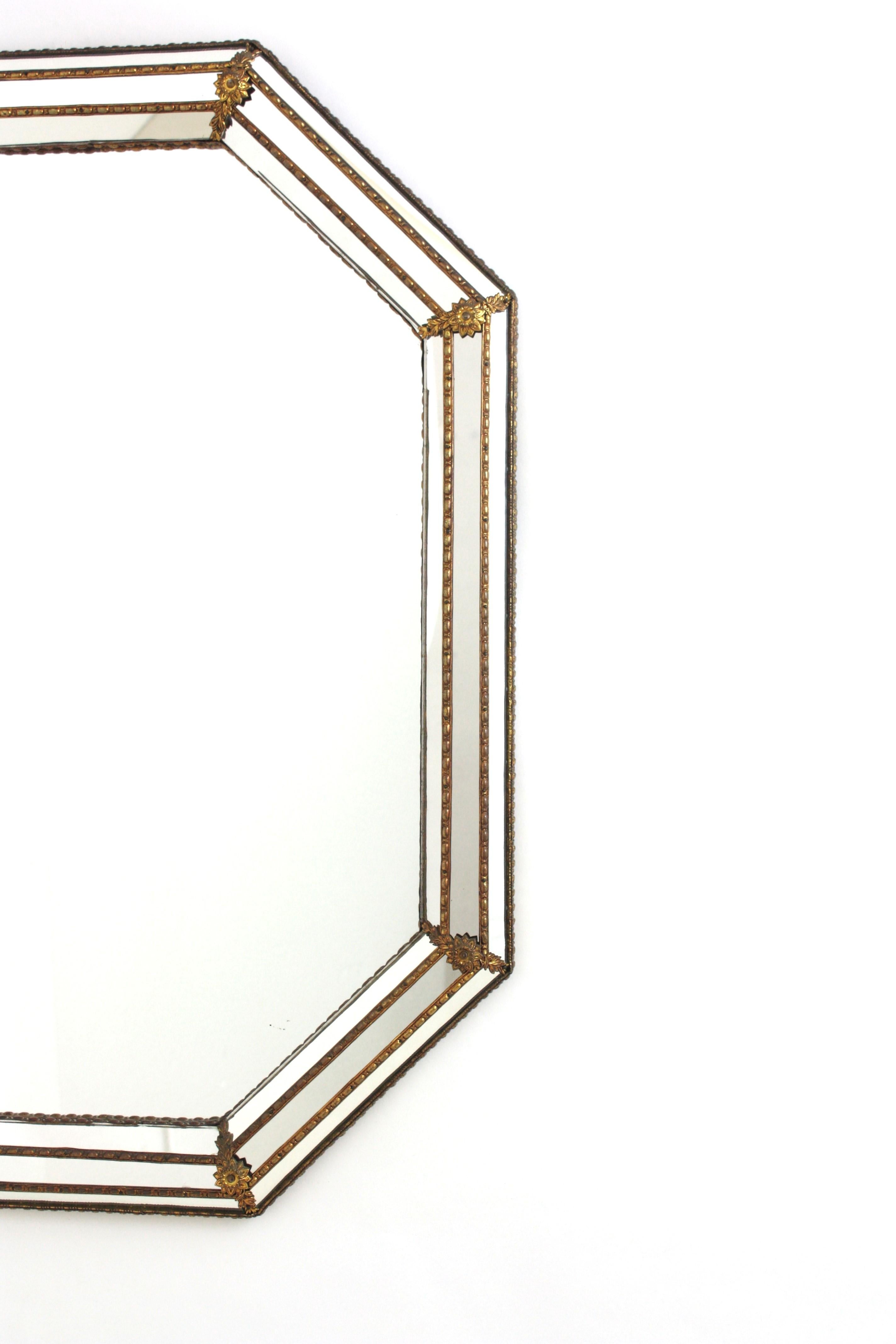 Métal Miroir mural octogonal moderne vénitien avec détails en laiton en vente