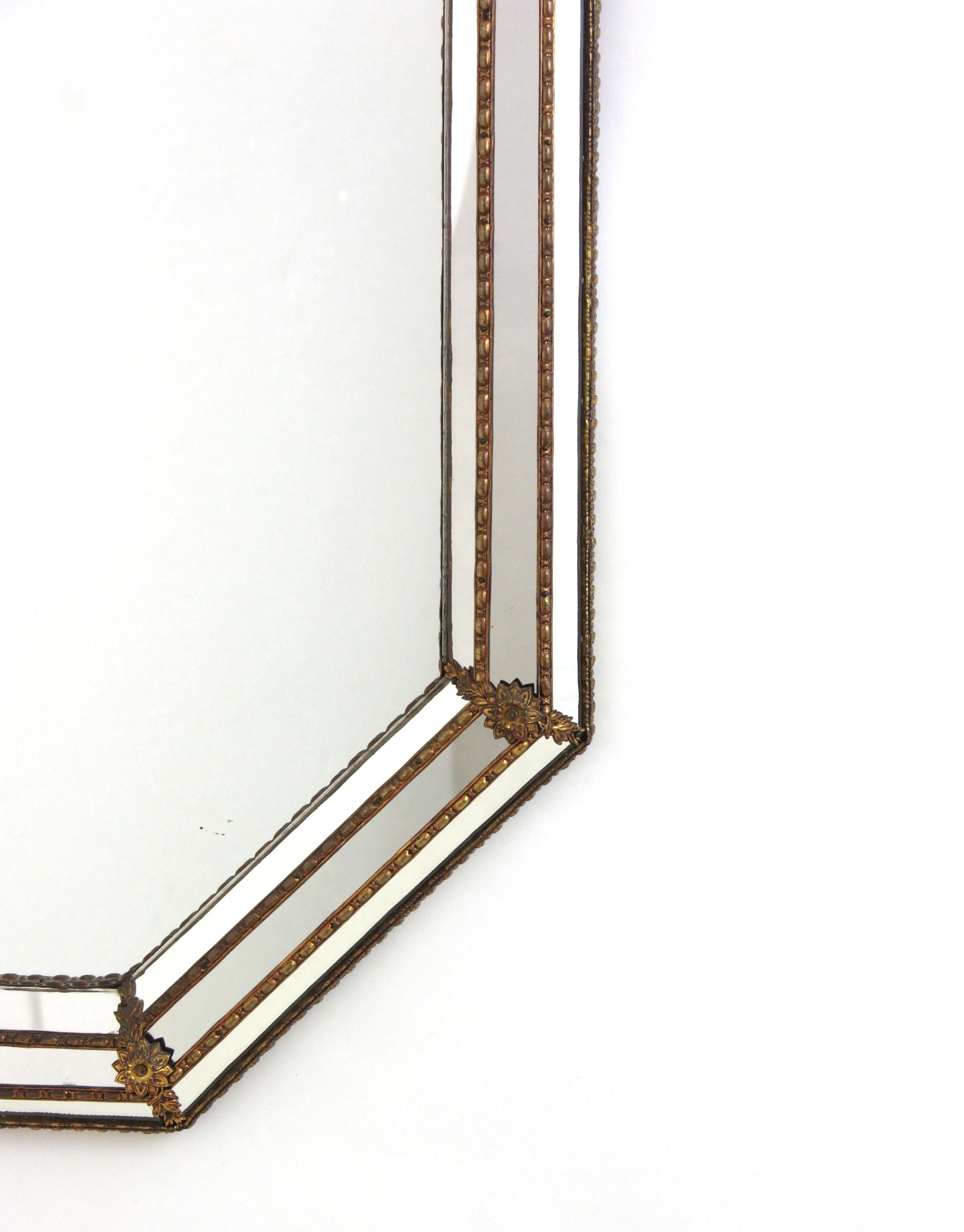 Miroir mural octogonal moderne vénitien avec détails en laiton en vente 1