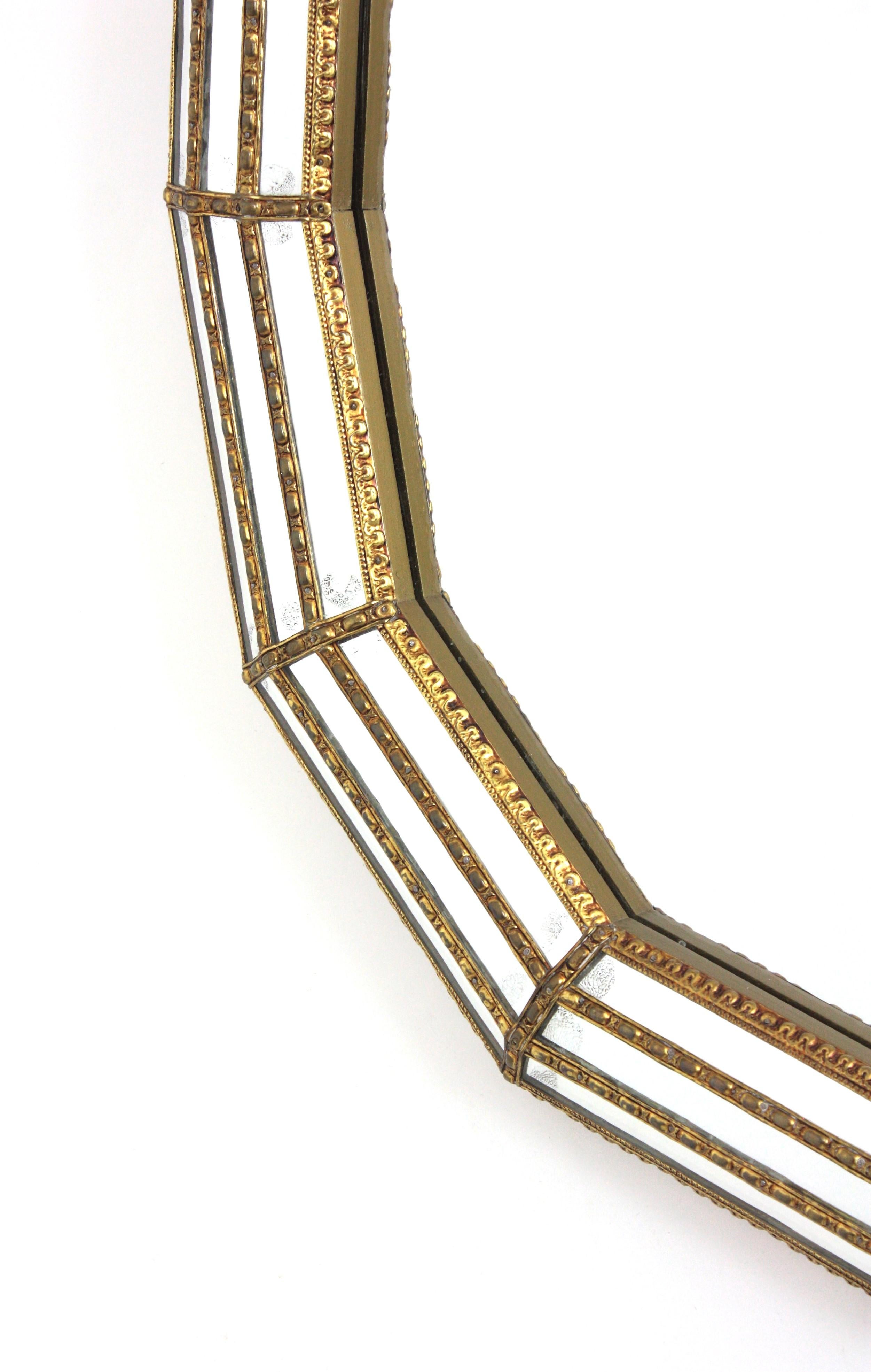 Specchio ovale moderno veneziano con dettagli in ottone, 1960 in vendita 3