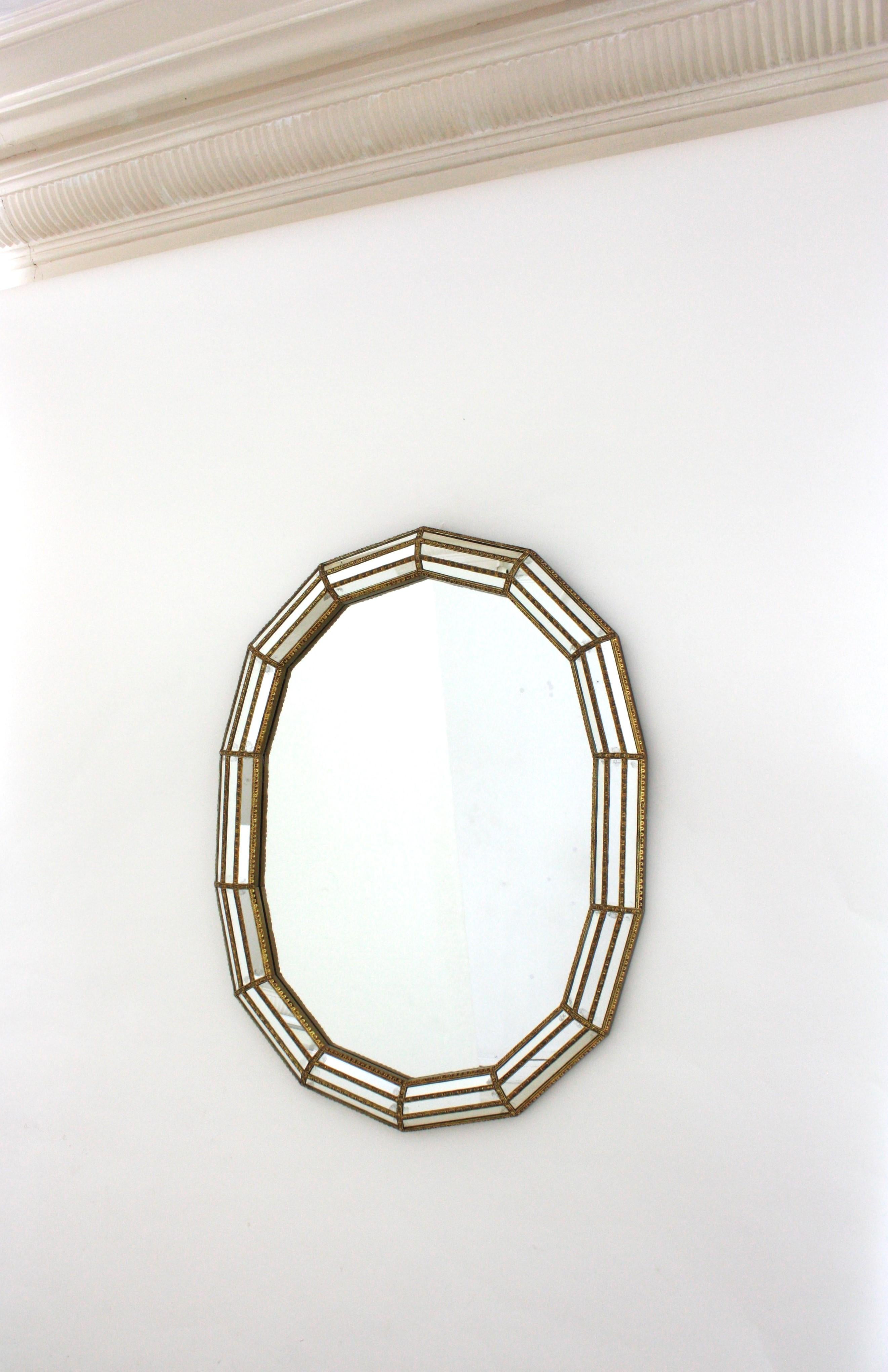 Specchio ovale moderno veneziano con dettagli in ottone, 1960 in vendita 5