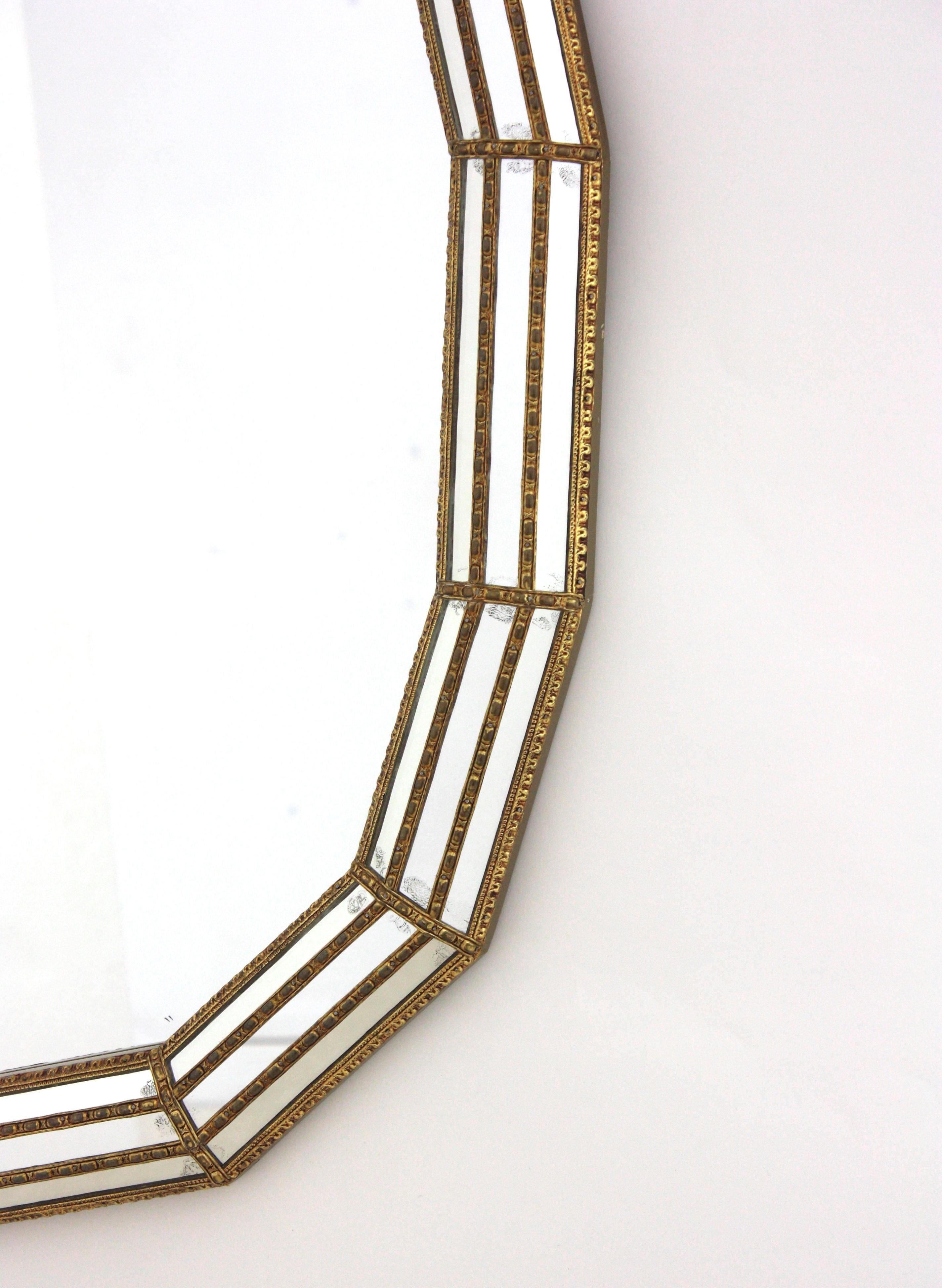 Specchio ovale moderno veneziano con dettagli in ottone, 1960 in vendita 7