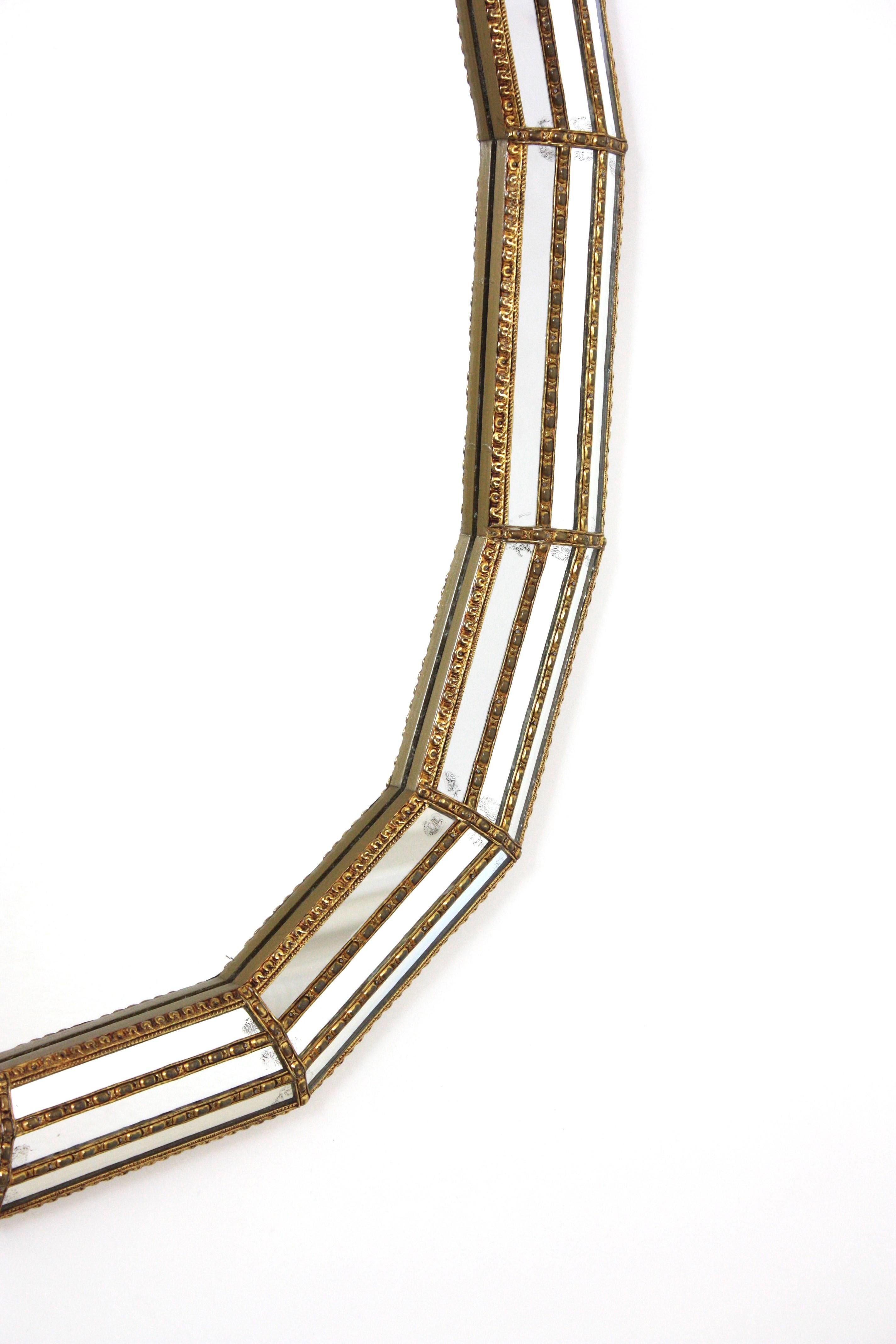 Mid-Century moderno Specchio ovale moderno veneziano con dettagli in ottone, 1960 in vendita