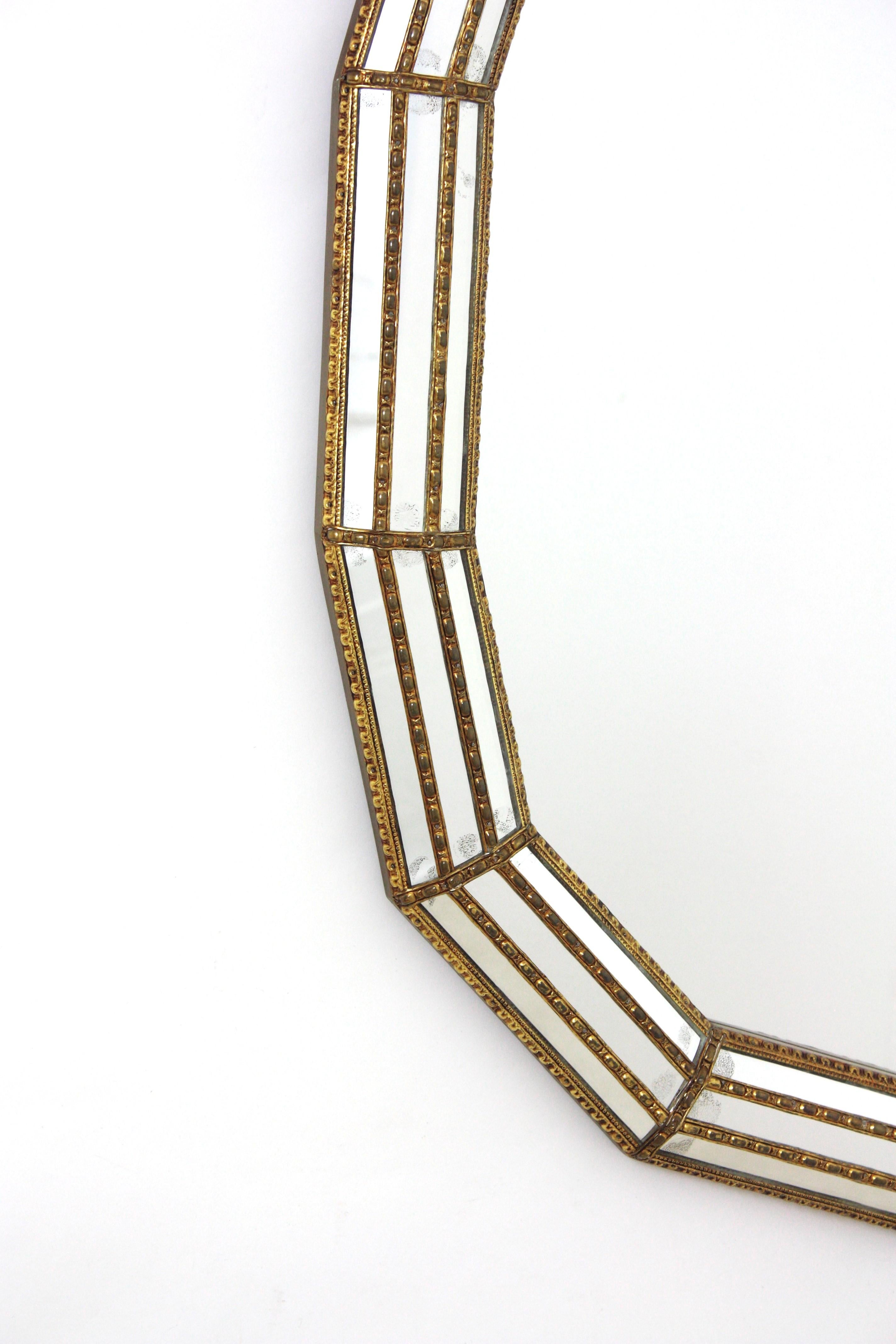 Spagnolo Specchio ovale moderno veneziano con dettagli in ottone, 1960 in vendita