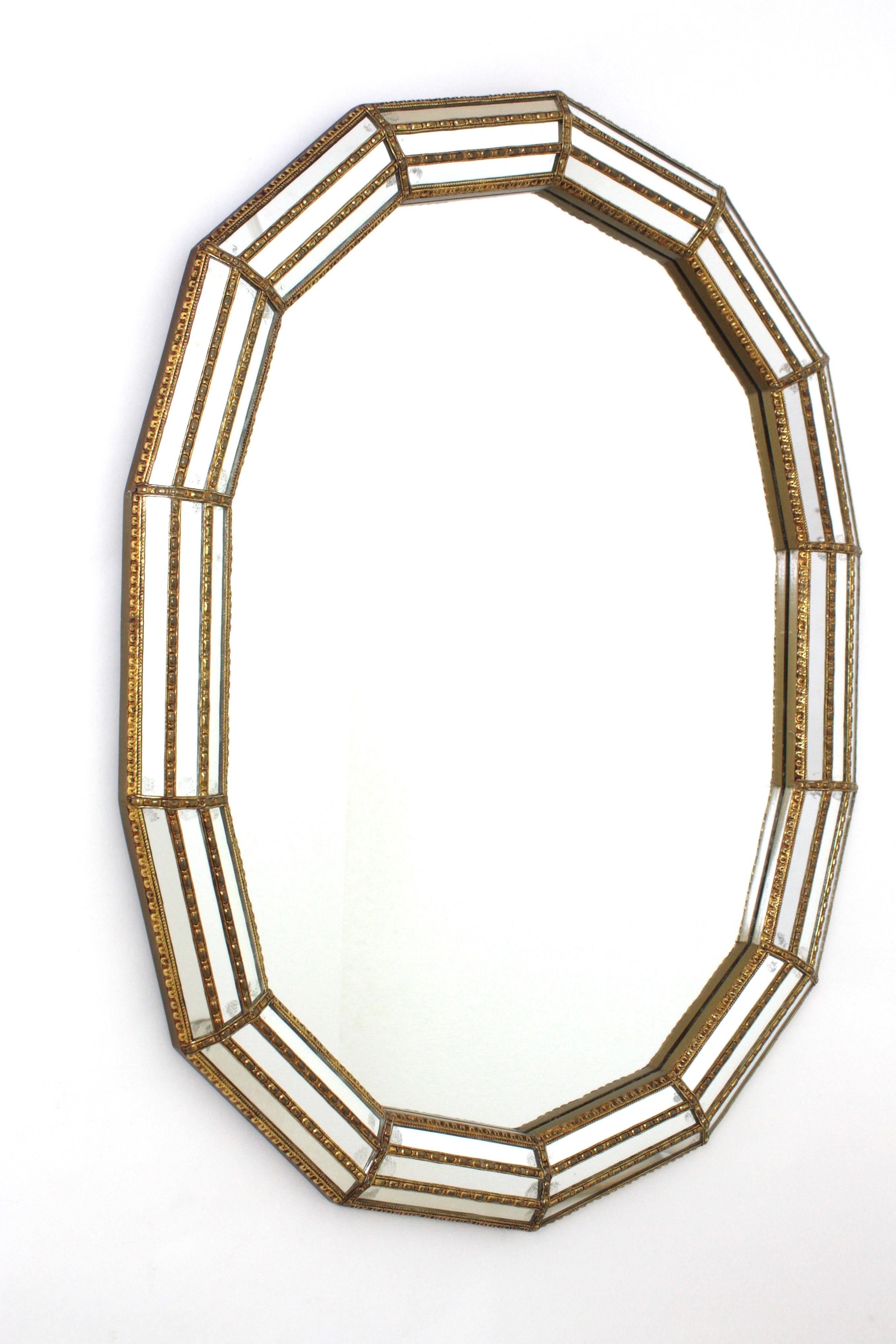 Fatto a mano Specchio ovale moderno veneziano con dettagli in ottone, 1960 in vendita