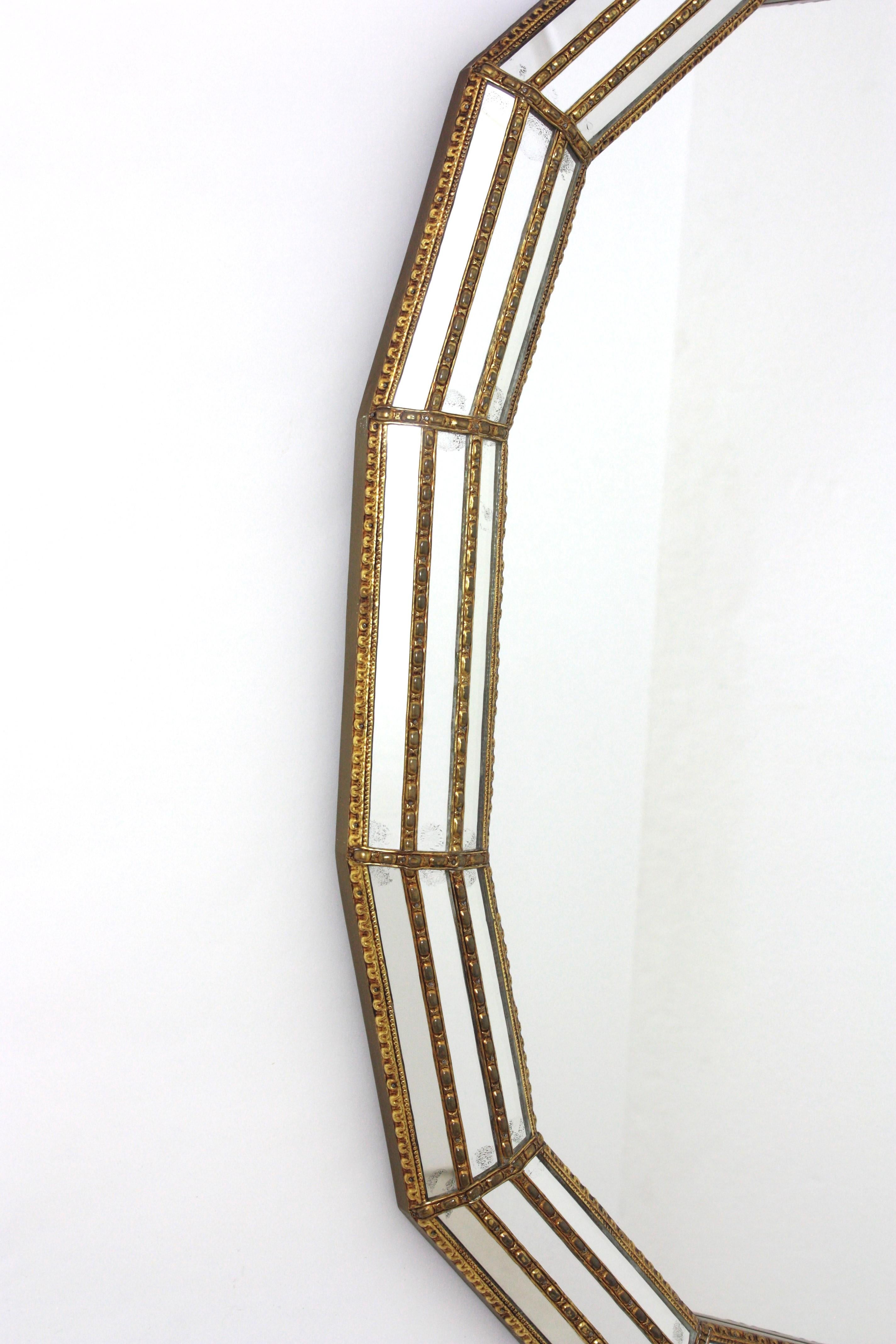 Specchio ovale moderno veneziano con dettagli in ottone, 1960 In condizioni buone in vendita a Barcelona, ES