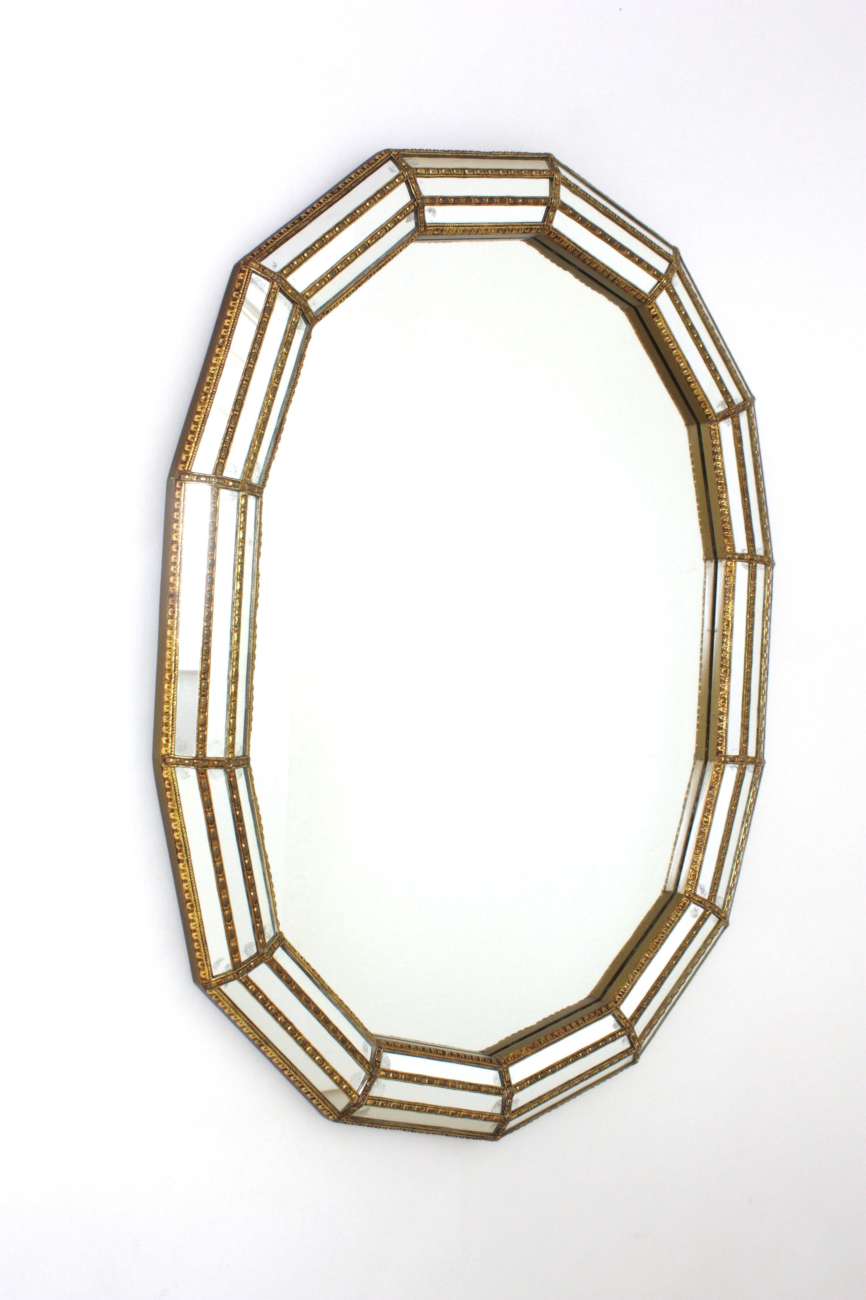 XX secolo Specchio ovale moderno veneziano con dettagli in ottone, 1960 in vendita