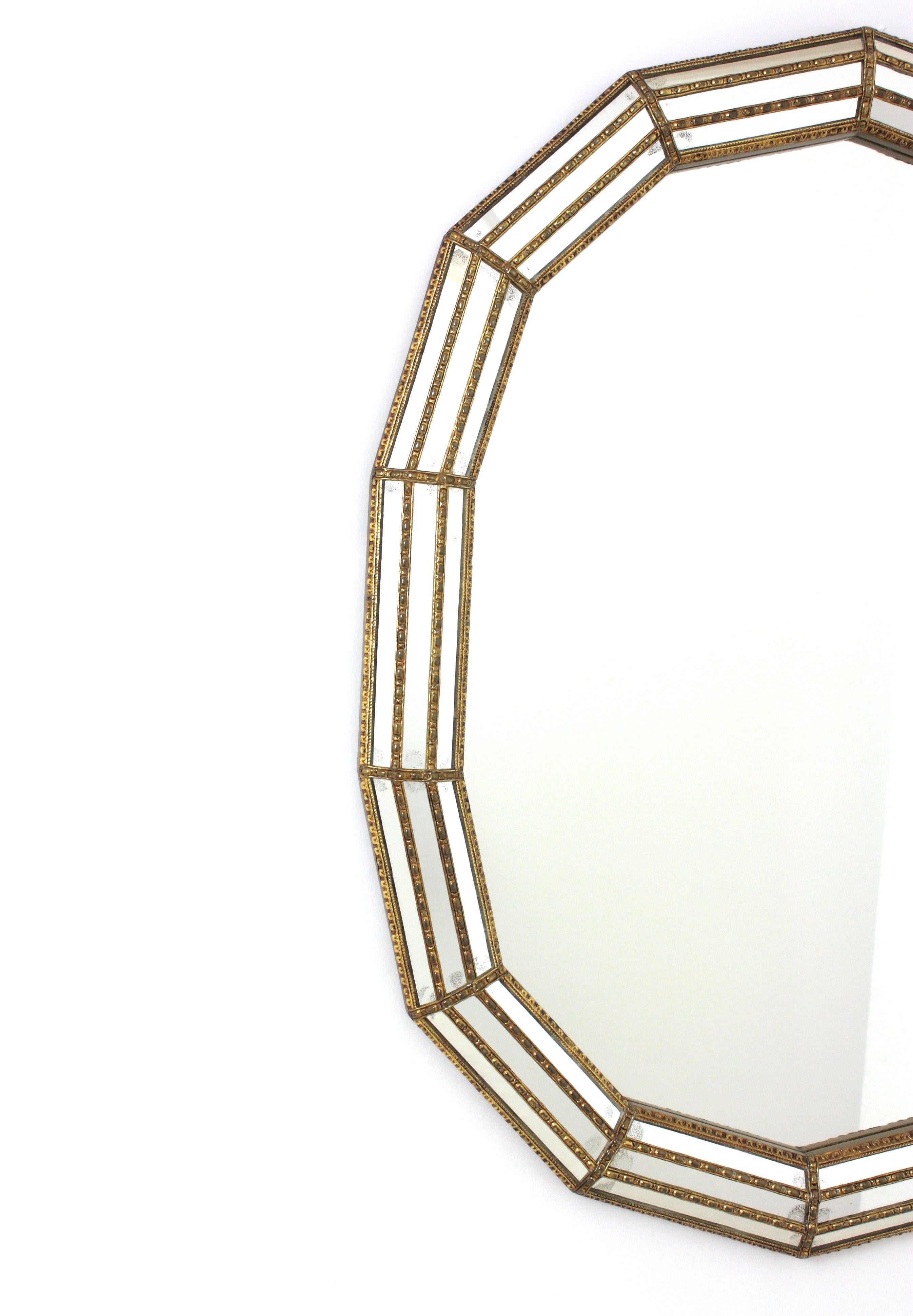 Metallo Specchio ovale moderno veneziano con dettagli in ottone, 1960 in vendita